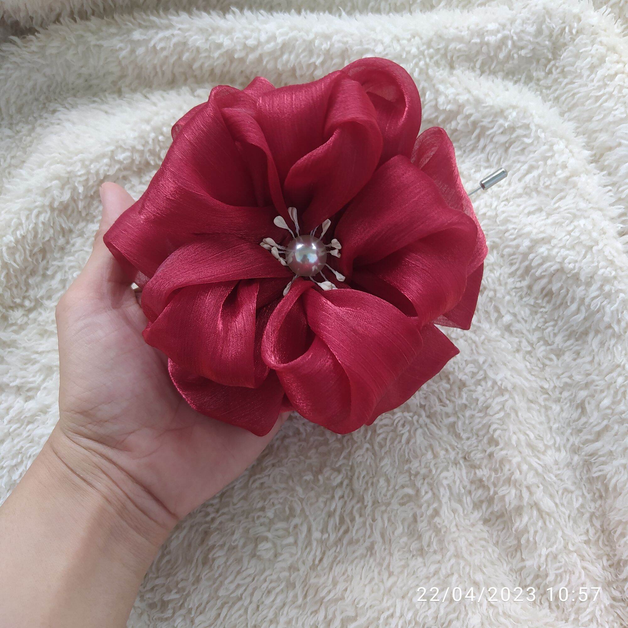 Hoa cài áo handmade Canto màu đỏ đô