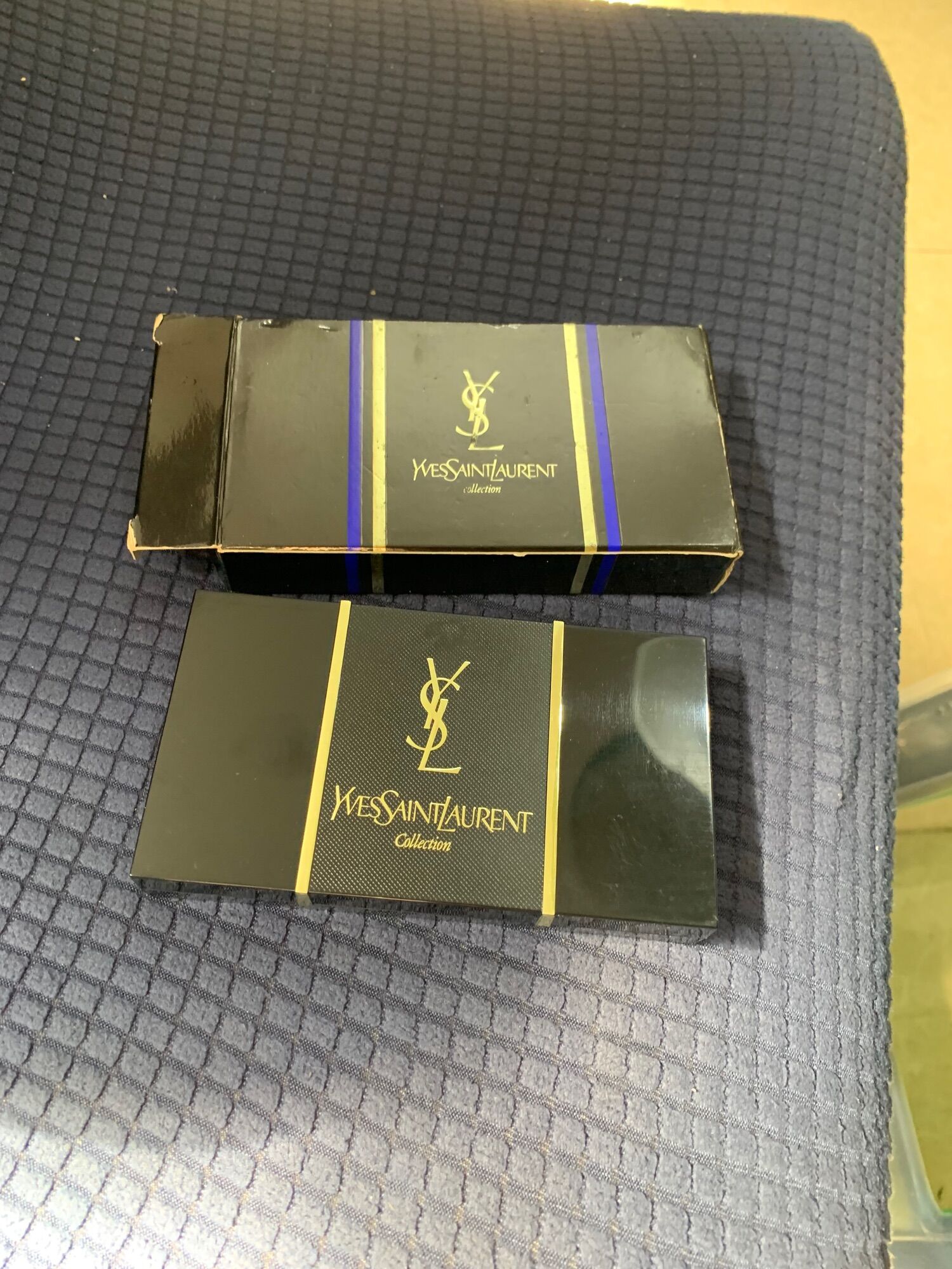 Bật lửa YVESSAINTLAURENT full box.