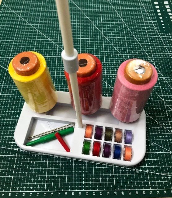 Giá hay kệ để chỉ máy may