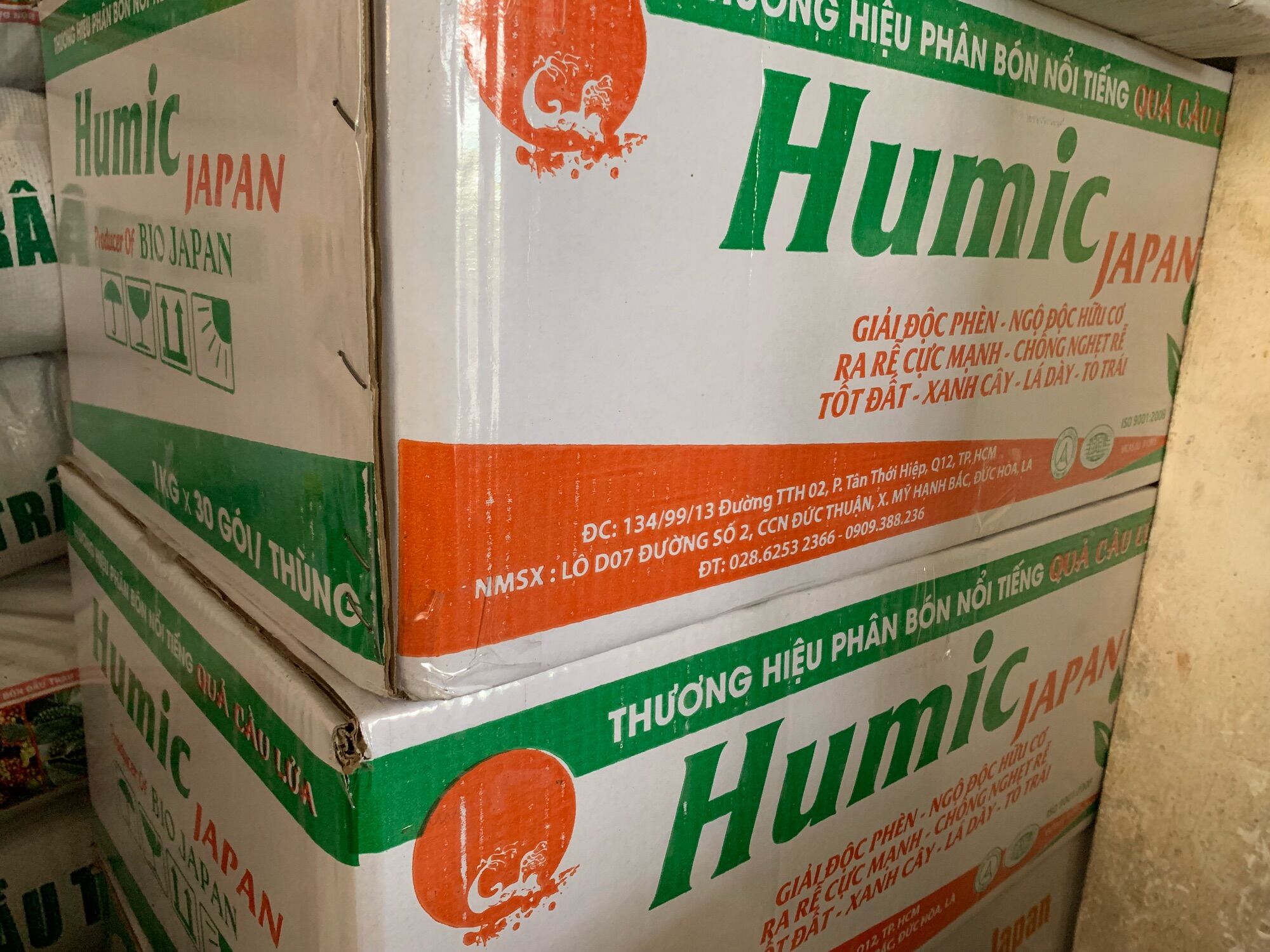 Humic Japan của thương hiệu quả cầu lửa. HDSD có trong hình, 1 gói 1 kg sử dụng cho 400 lít nước, cho 100 cây