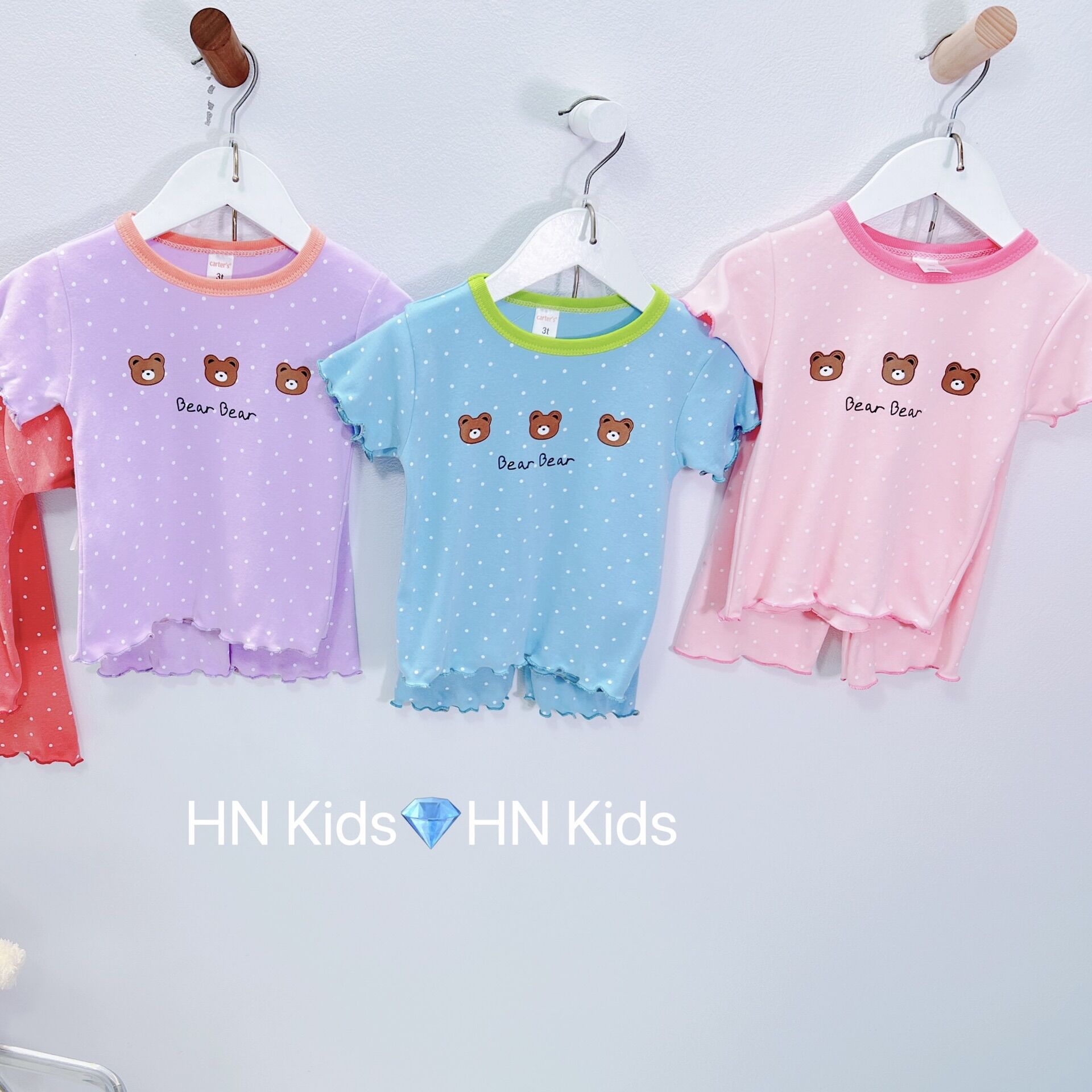Bộ quần lửng bé gái hình gấu chấm bi