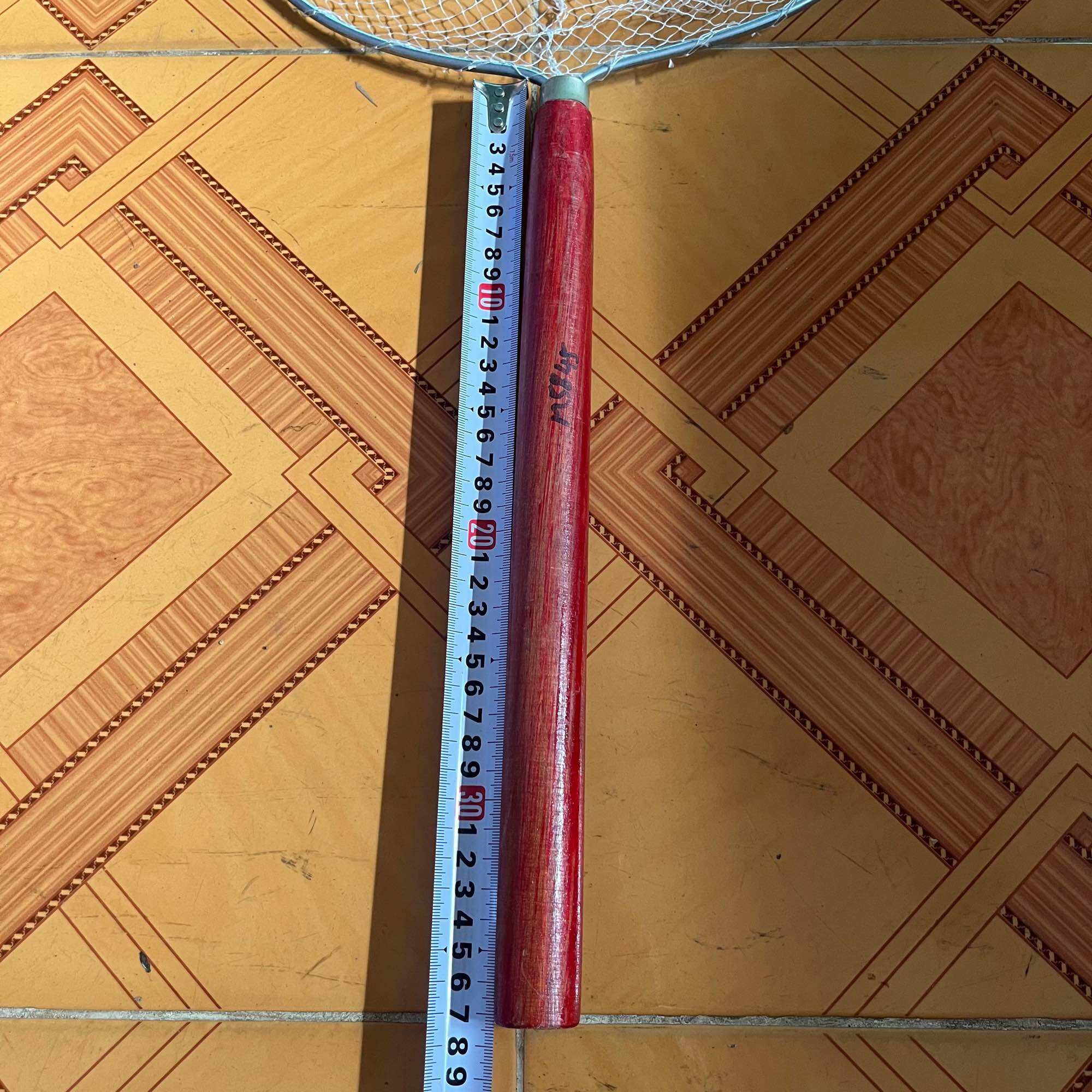 Vợt tròn vớt cá cán gỗ đường kính 34cm