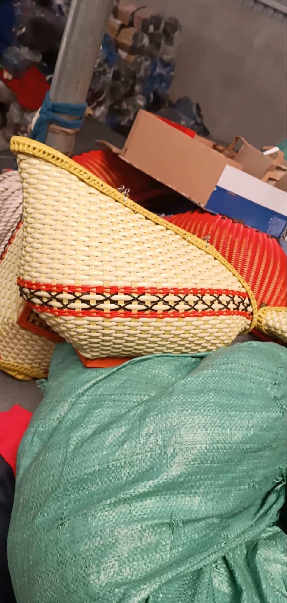 Làn đựng gà , giỏ đựng gà ,túi xách gà
