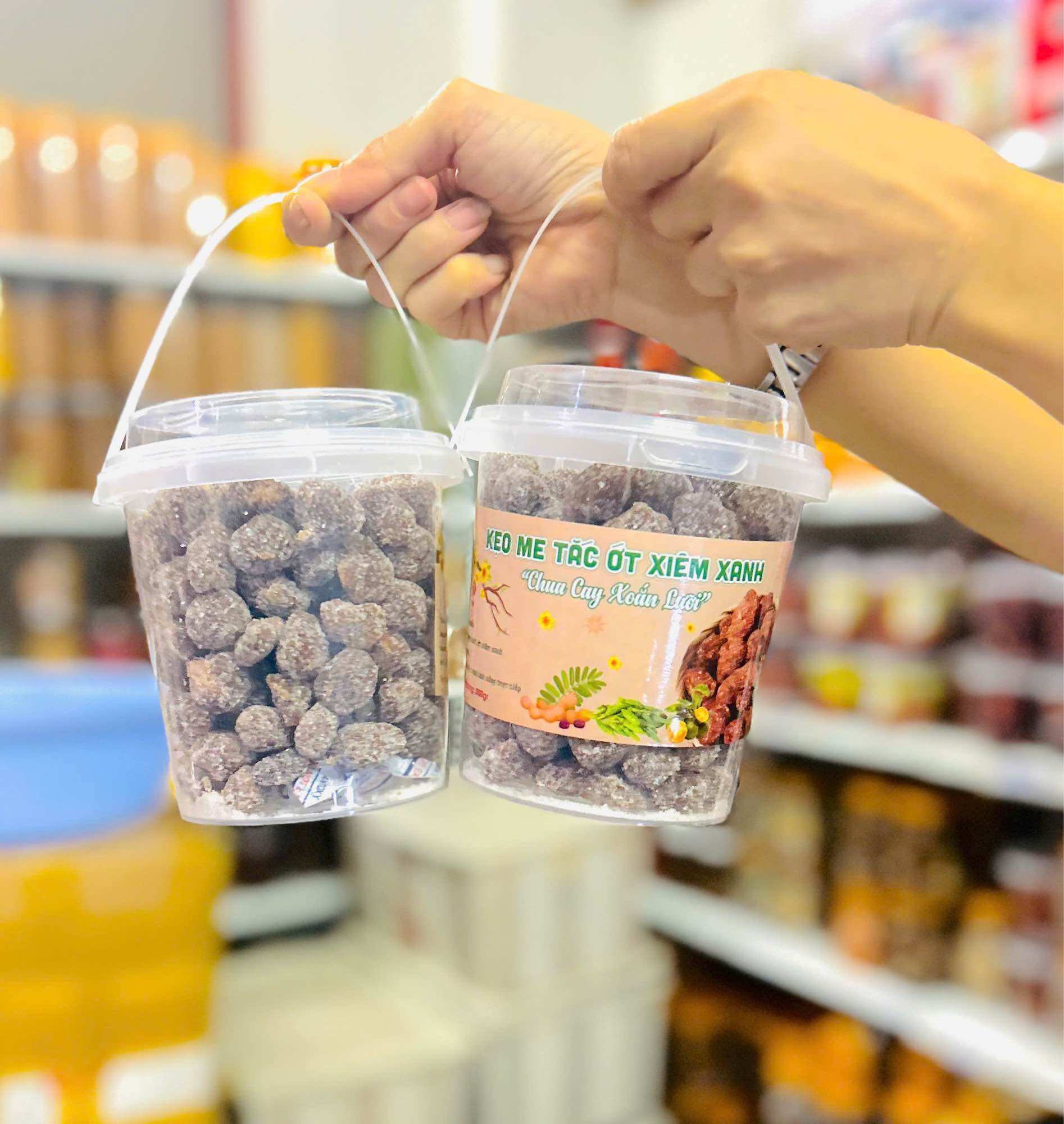 KẸO ME TẮC ỚT XIÊM XANH 500g - Kẹo cứng, vị me tắc ớt, đóng gói trong hũ nhựa trong suốt, phù hợp làm đồ ăn nhẹ.