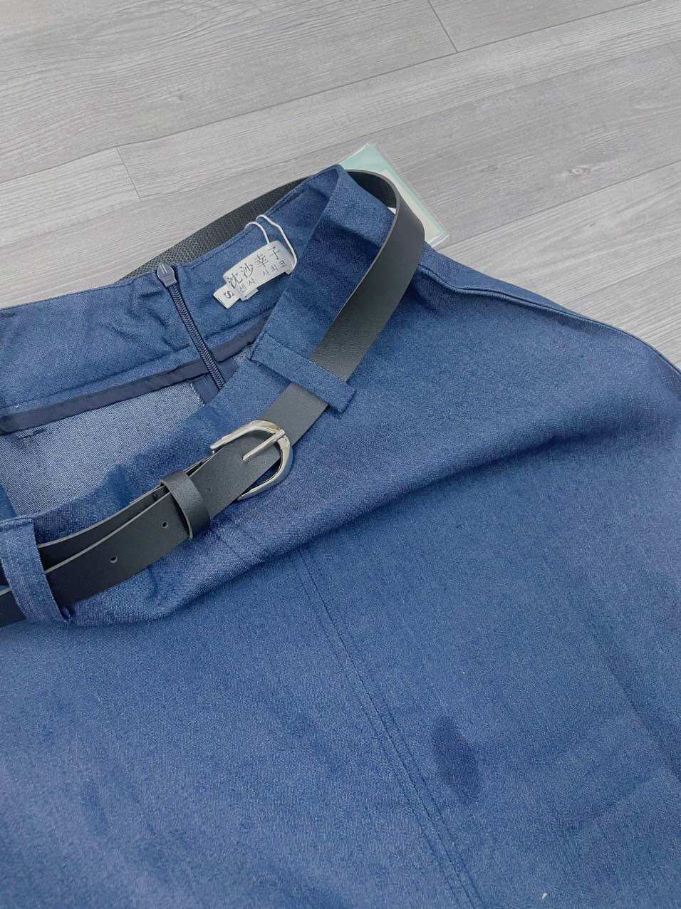 Set áo phông trắng basic mix chân váy jeans xanh kèm belt