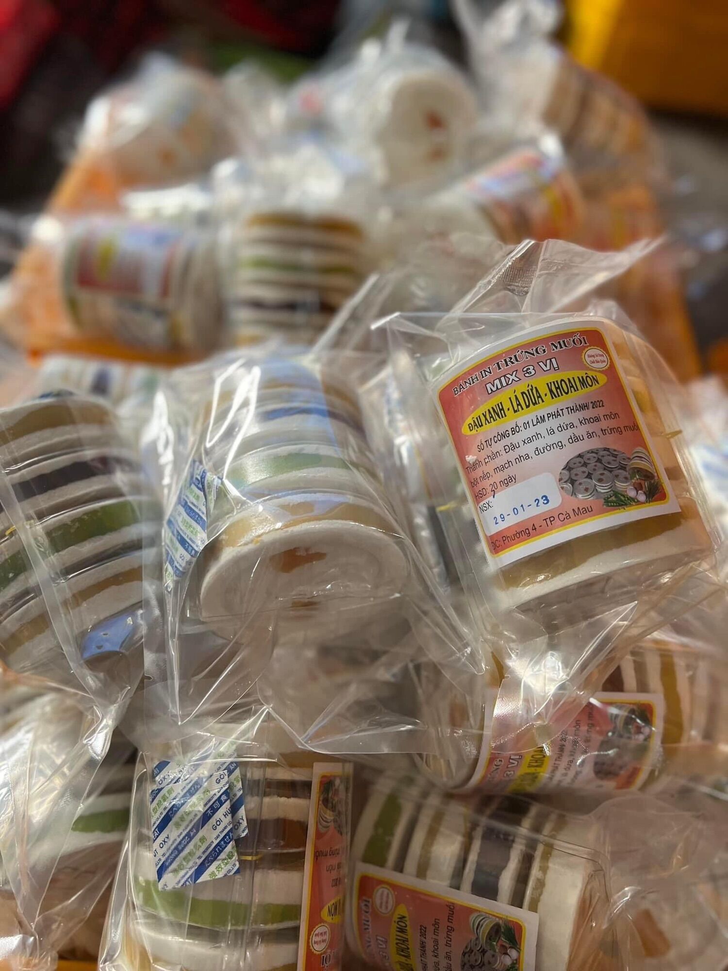 Bánh in trứng muối mix 3 nhân ( đậu xanh, khoai môn, lá dứa )