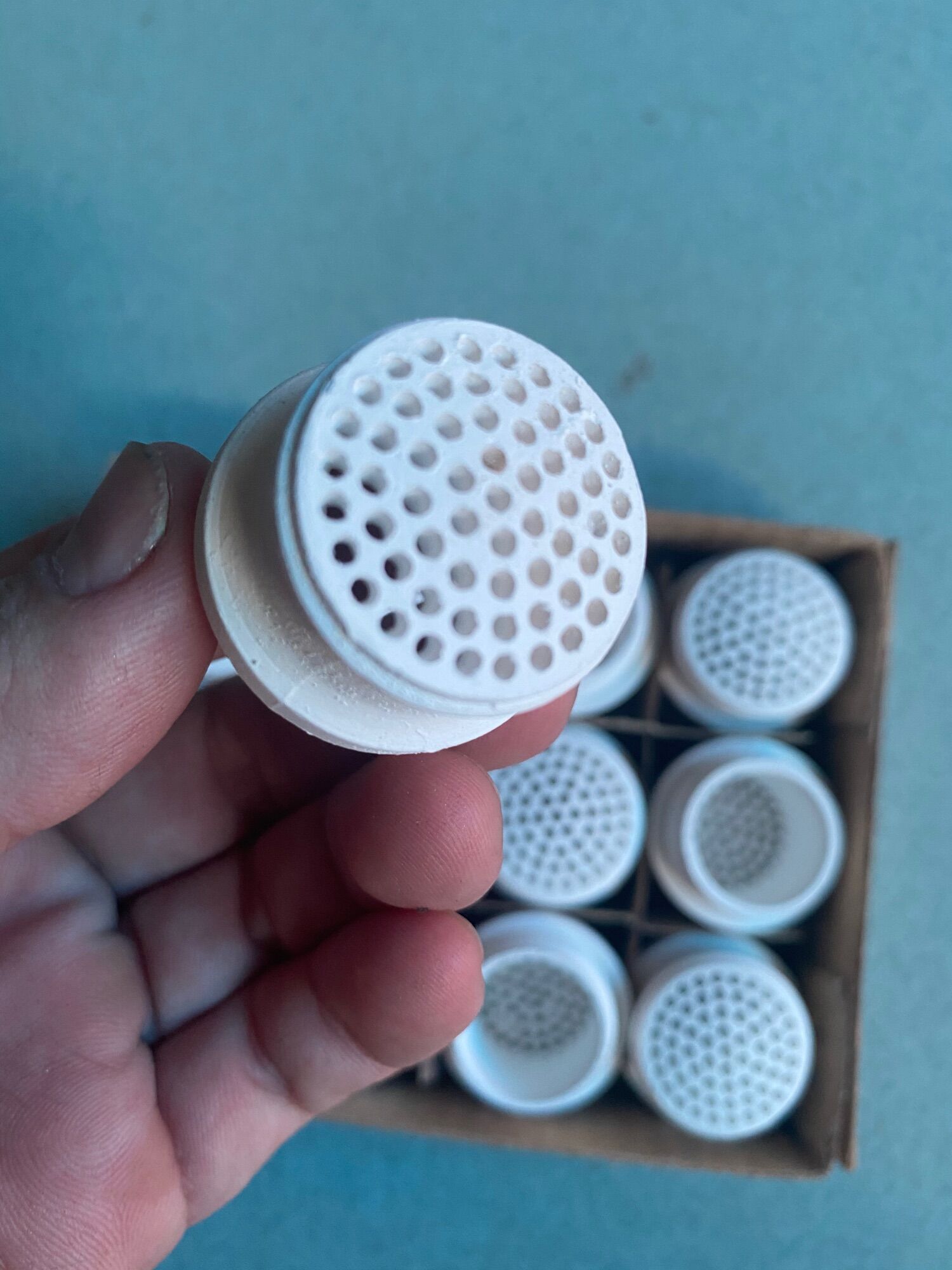 Cục đất đèn măng xông, tổ ông