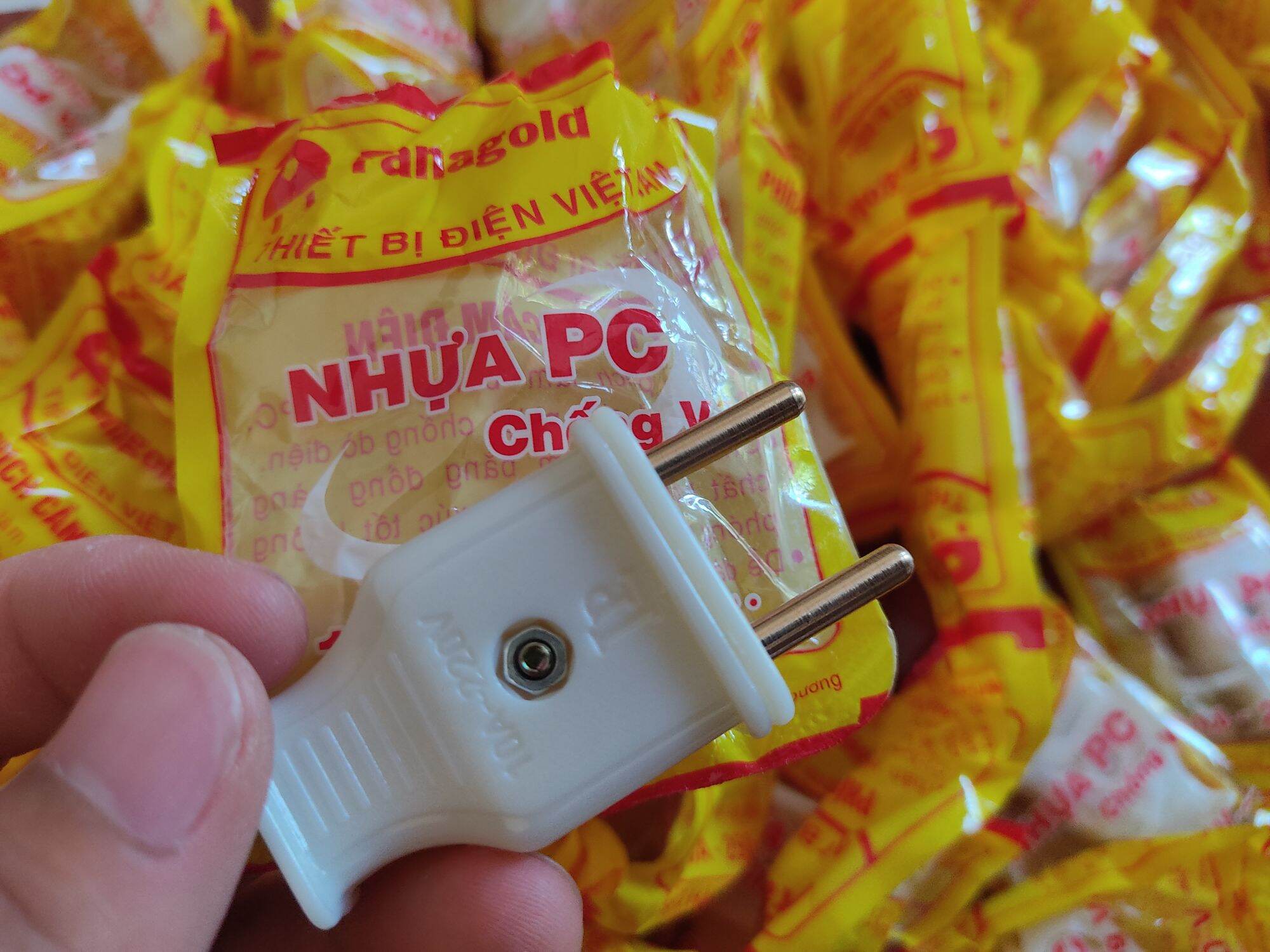Phích cắm điện chân đồng đúc