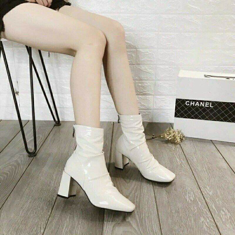 Boot da bóng trắng
