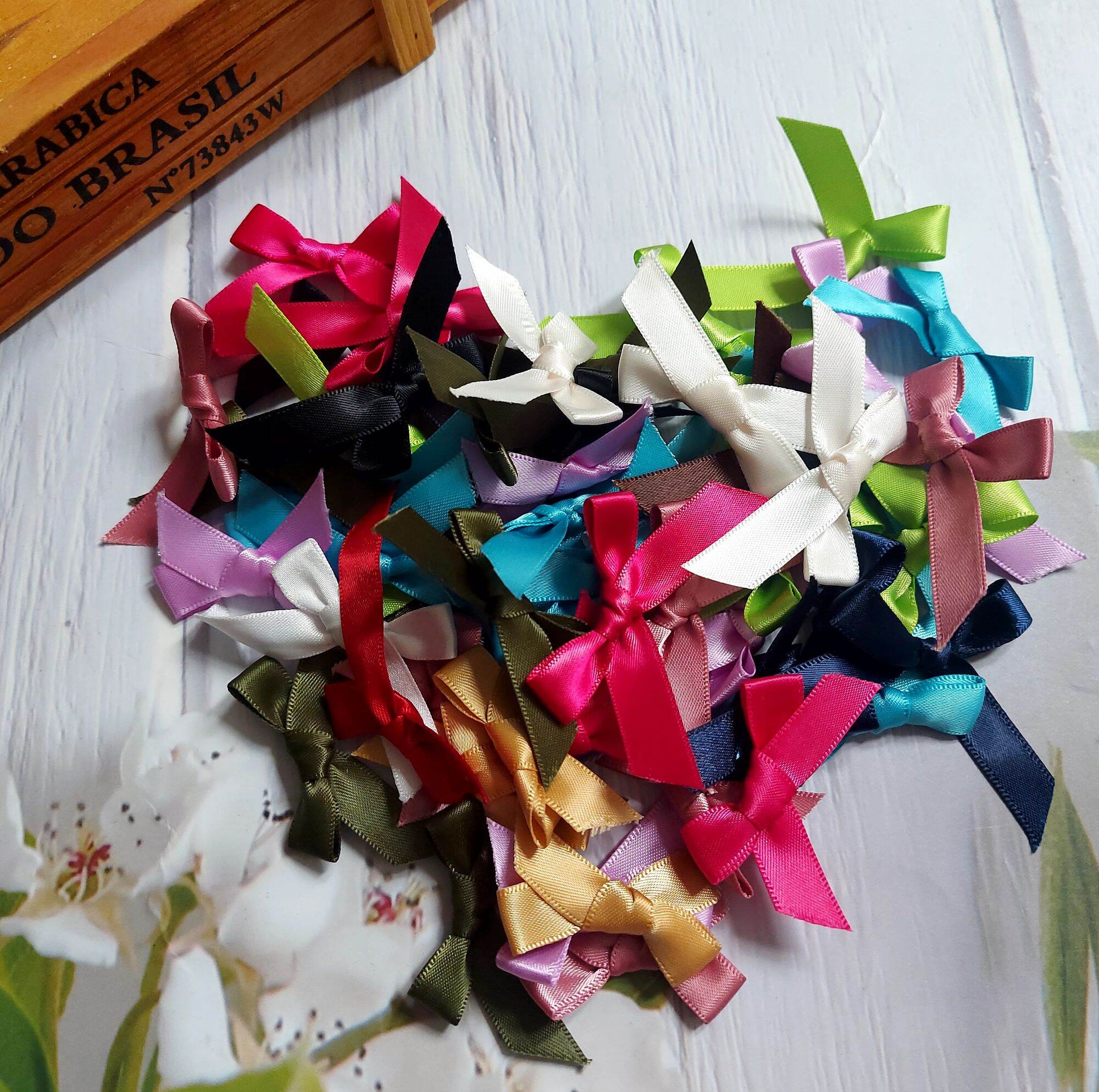 Nơ trang trí thủ công, bản rộng 1cm ×ngang khoảng 4cm.