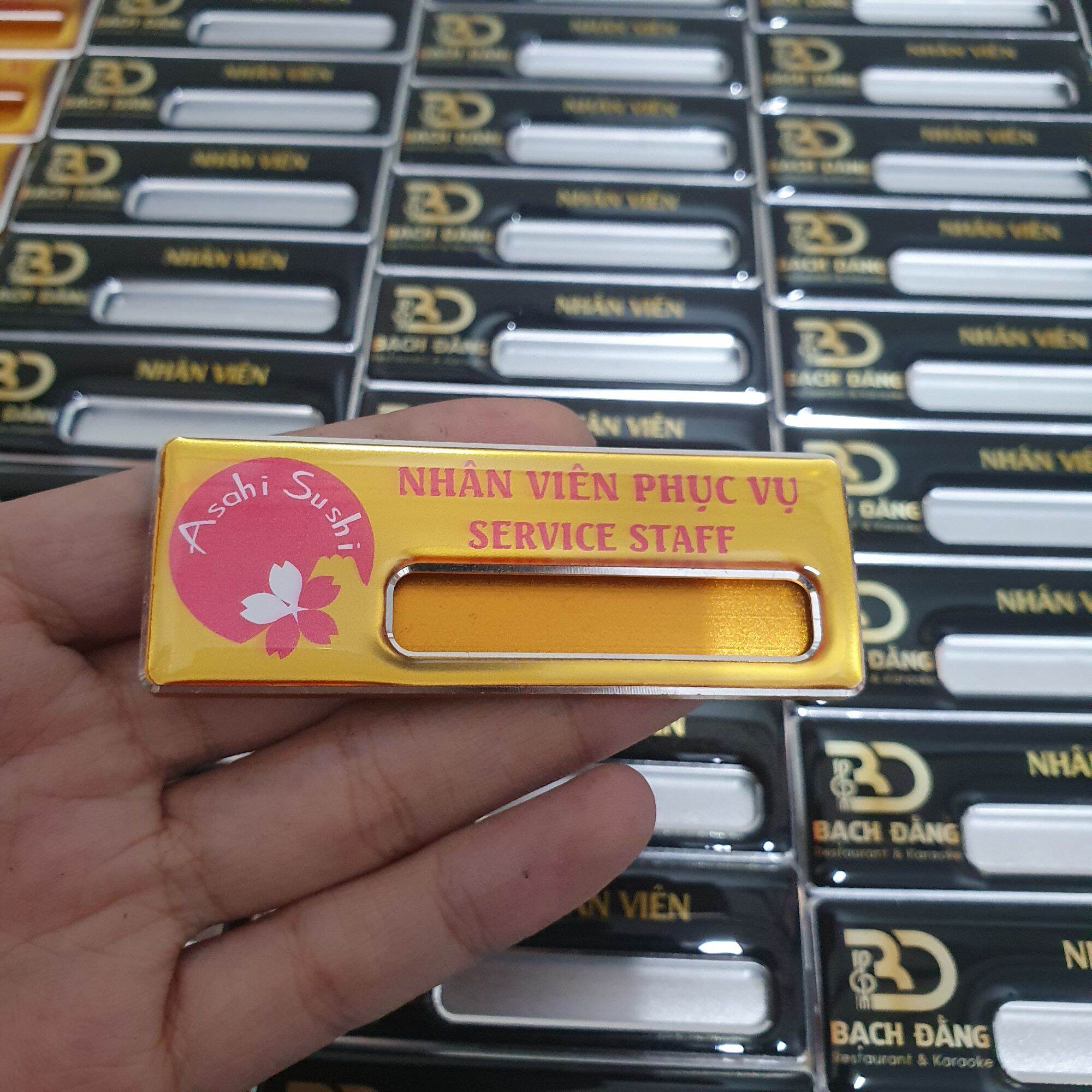 Bảng tên nhân viên thay tên được