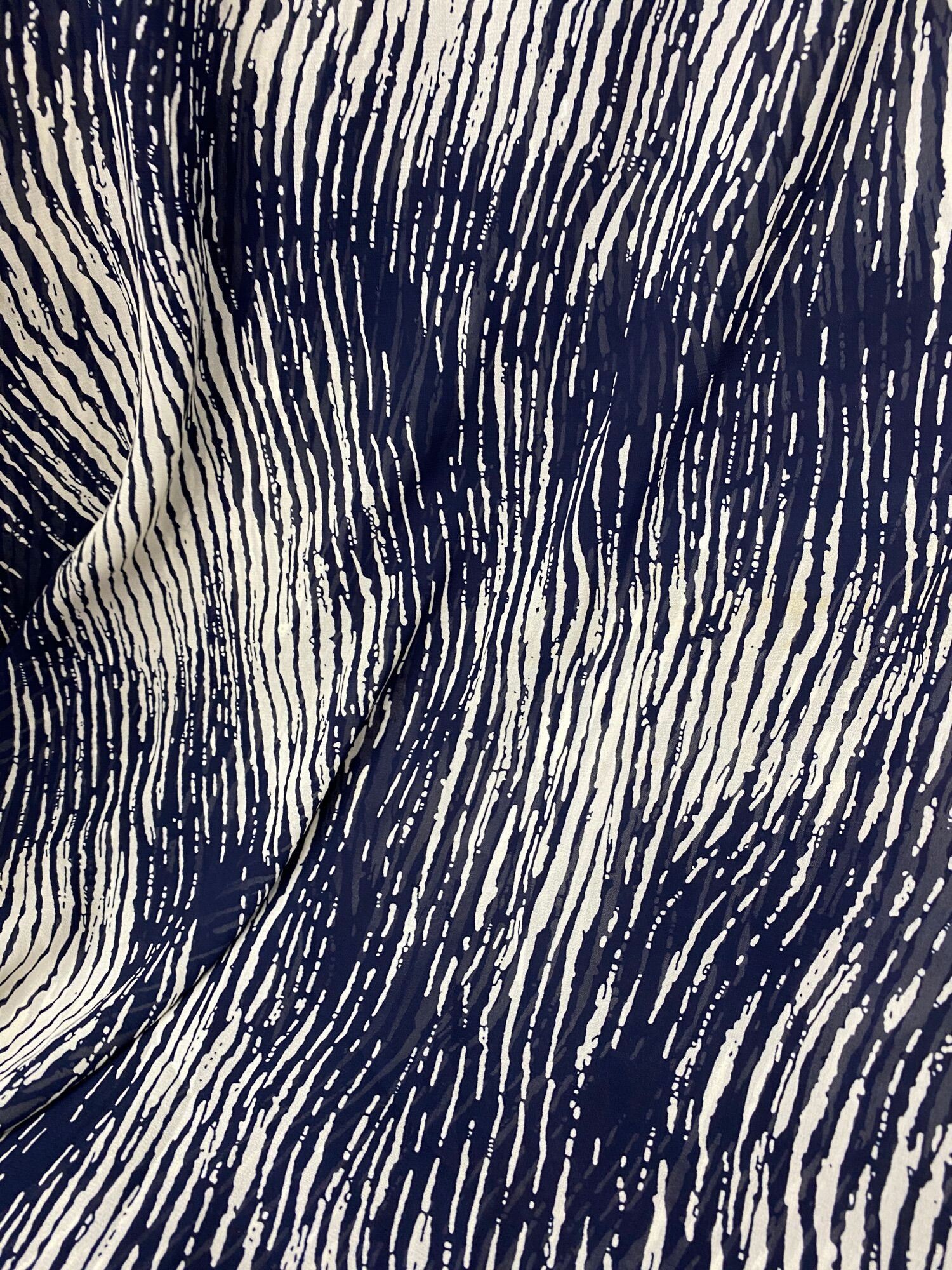 Vải voan chiffon lập thể nền xanh đen MS2104
