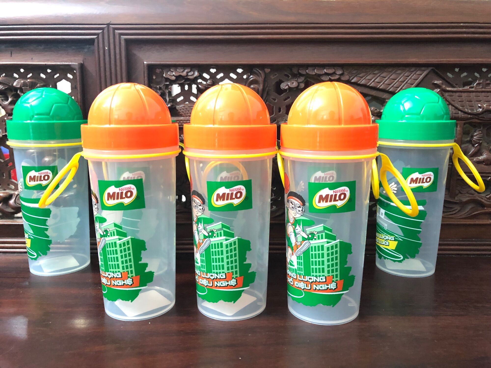 Bình nước milo năng động nắp hình trái bóng 2 màu mới