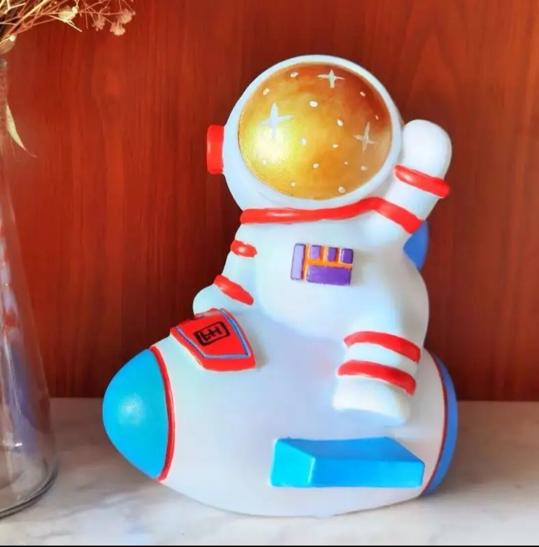 Tượng thạch cao tô màu phi hành gia