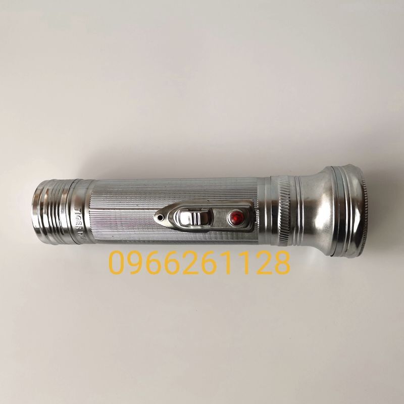 Đèn pin vỏ sắt dùng pin đại hàng xưa cũ hàng tồn kho dùng để soi sáng, sưu tầm hoài cổ, trang trí quán cafe