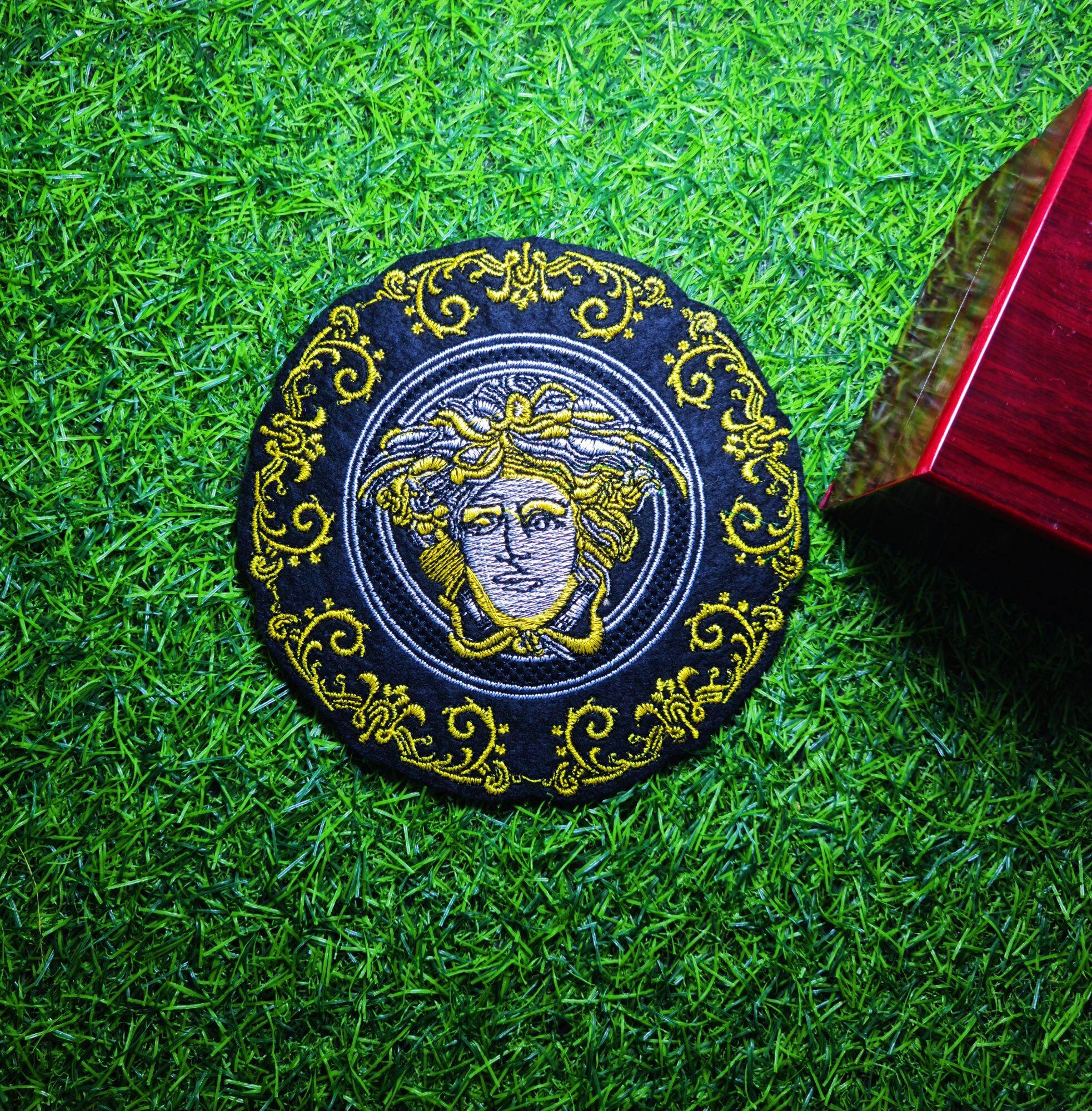 Sticker ủi hình logo v e r s a c e thương hiệu nổi tiếng thế giới