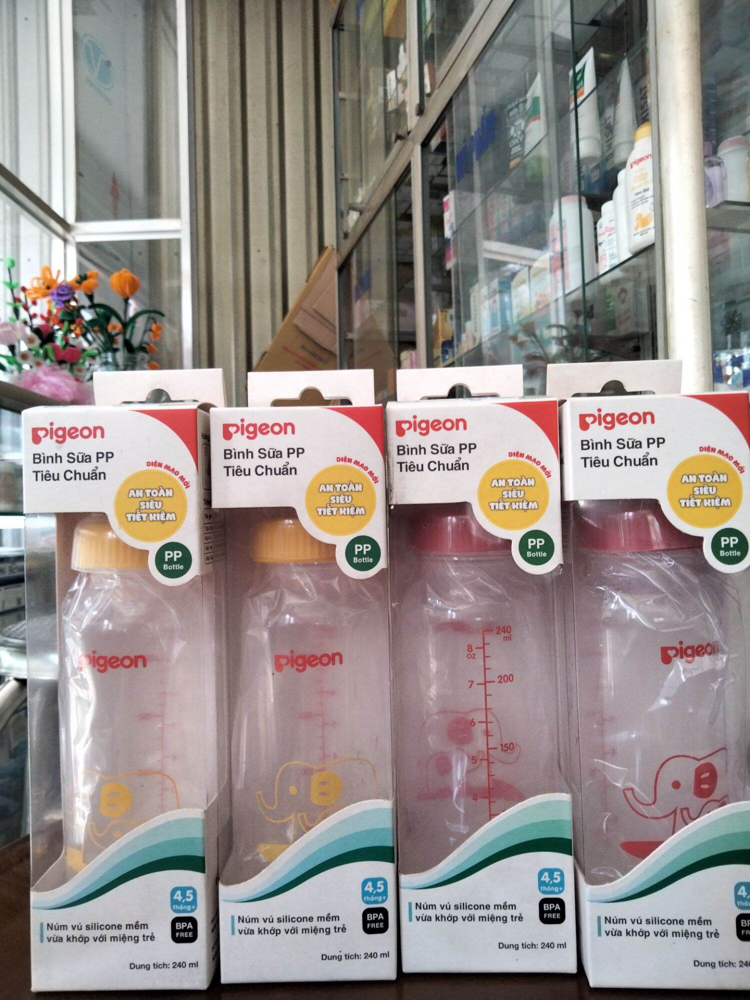 Bình sữa Pigeon dung tích 240ml.