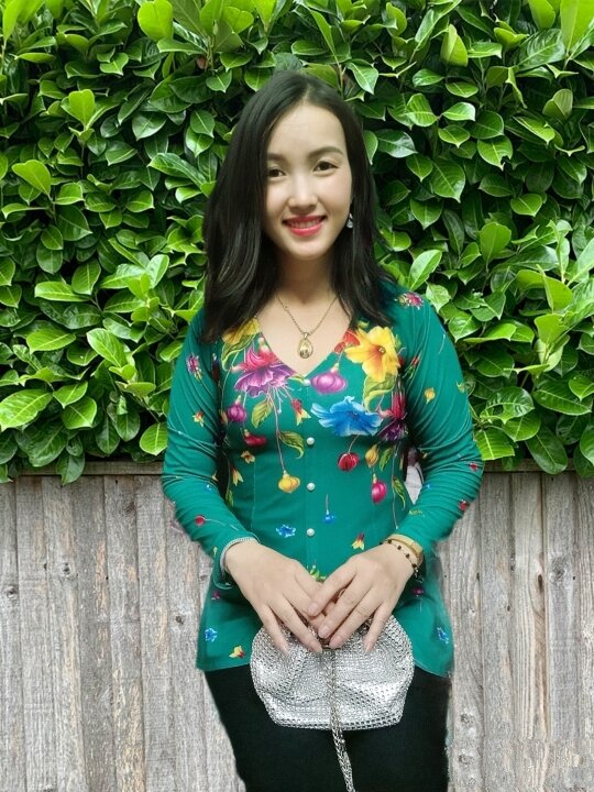 Áo bà ba in hoa vải lụa pha thun cổ tim tay dài