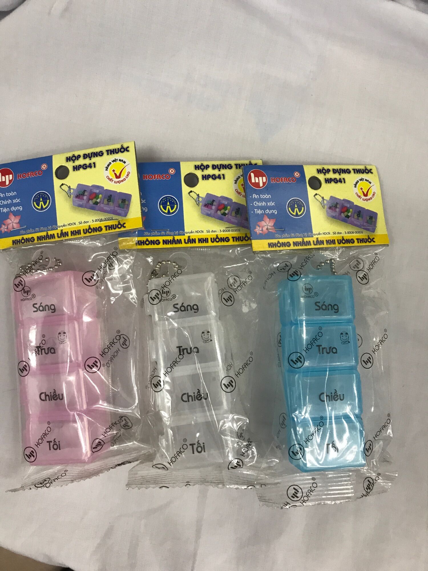 Dụng cụ đựng thuốc 4 ngăn nhỏ Hofaco