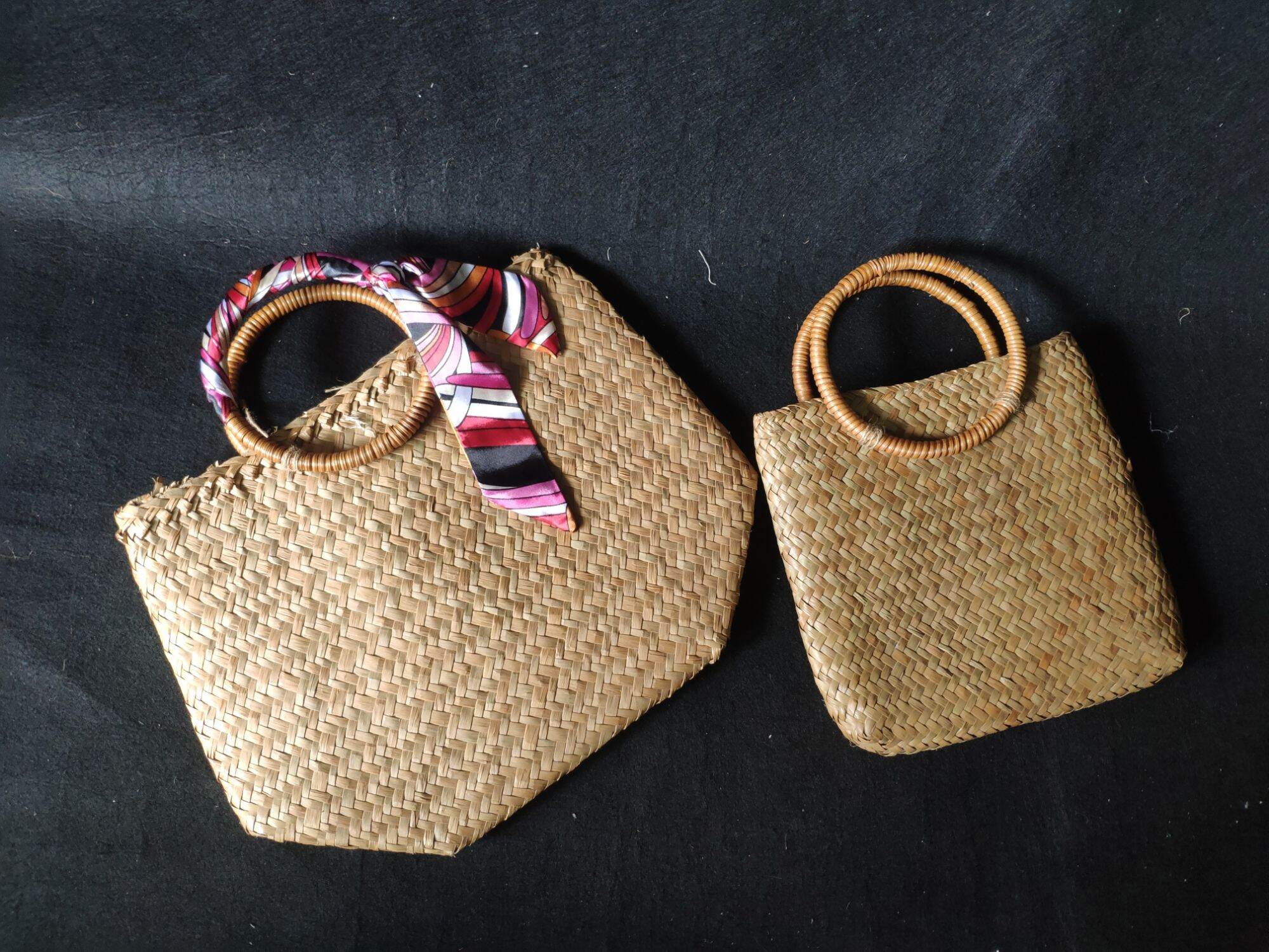Giỏ cói quai mây quấn khăn lụa