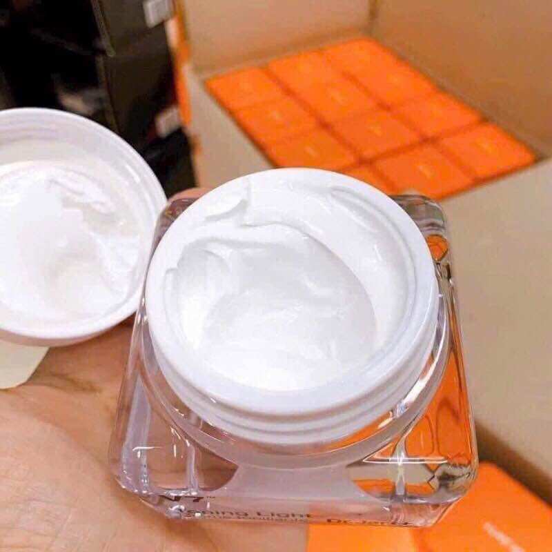 Kem dưỡng trắng da V7 Toniing Light