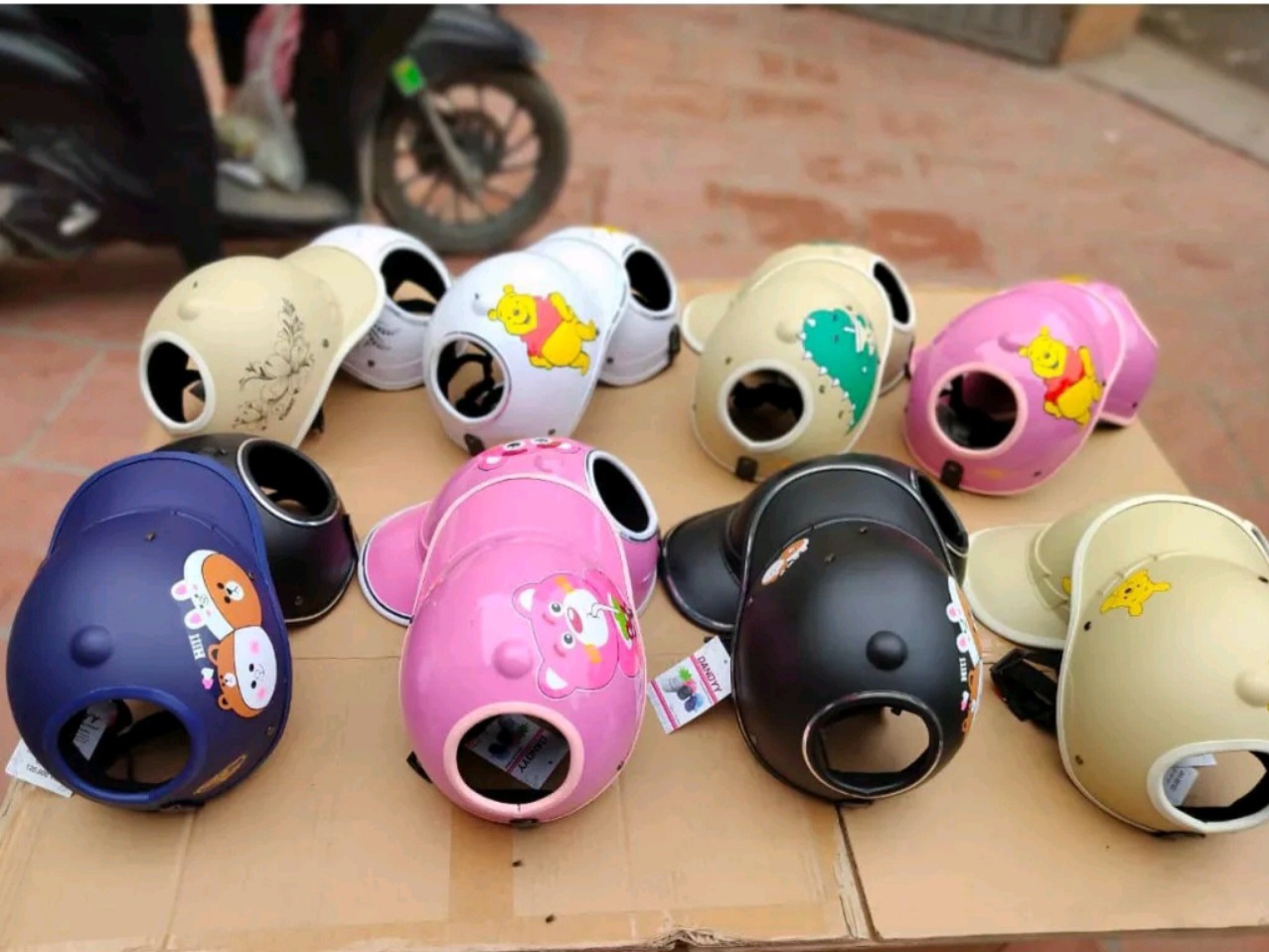 Mũ bảo hiểm khoét. Lỗ khoét đỉnh thời trang