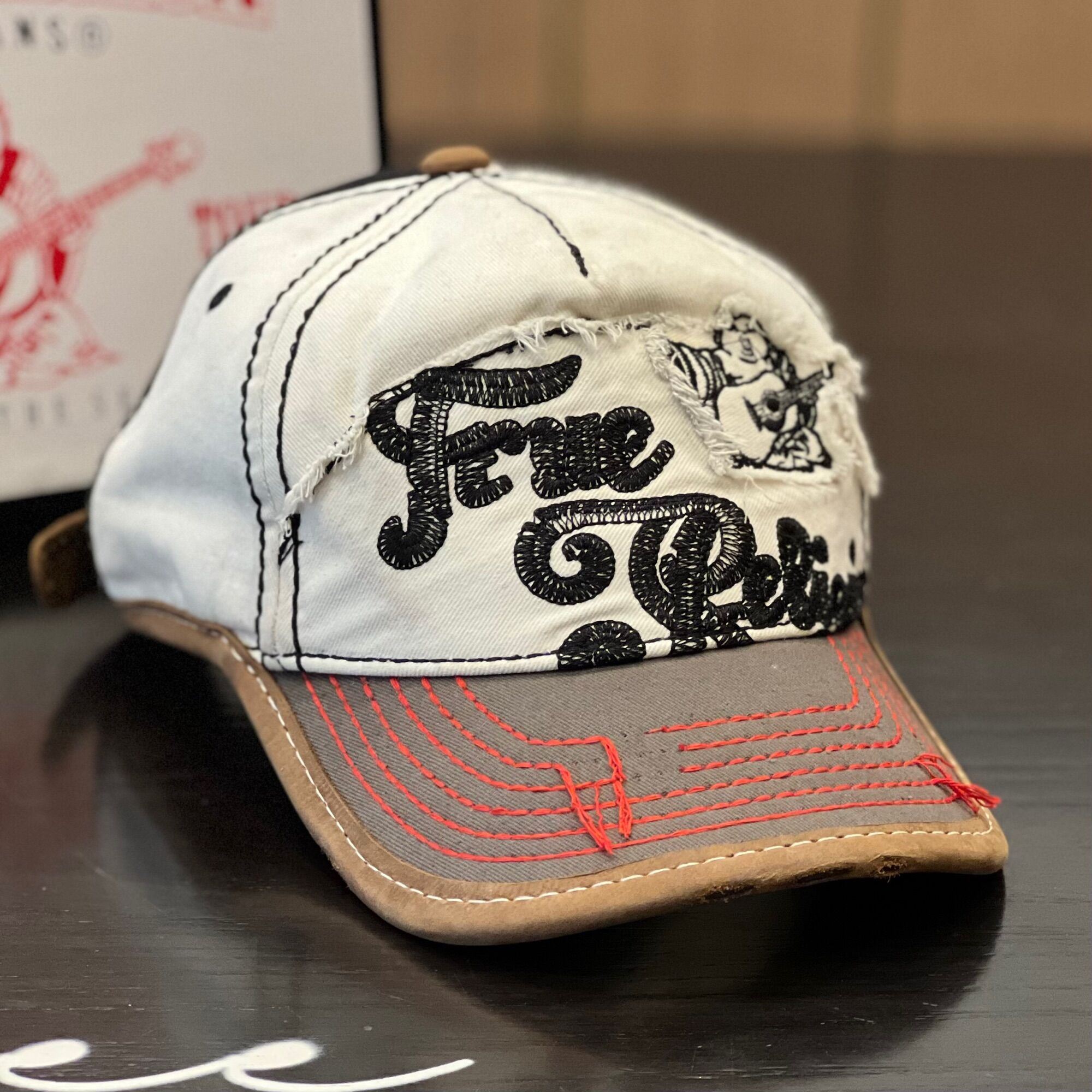 Nón ông địa cầm đàn Truereligion