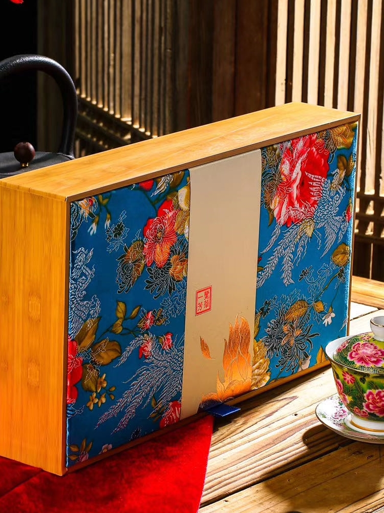 set trà đại hồng bao bọc gỗ lót vải thêu kèm túi giấy cao cấp