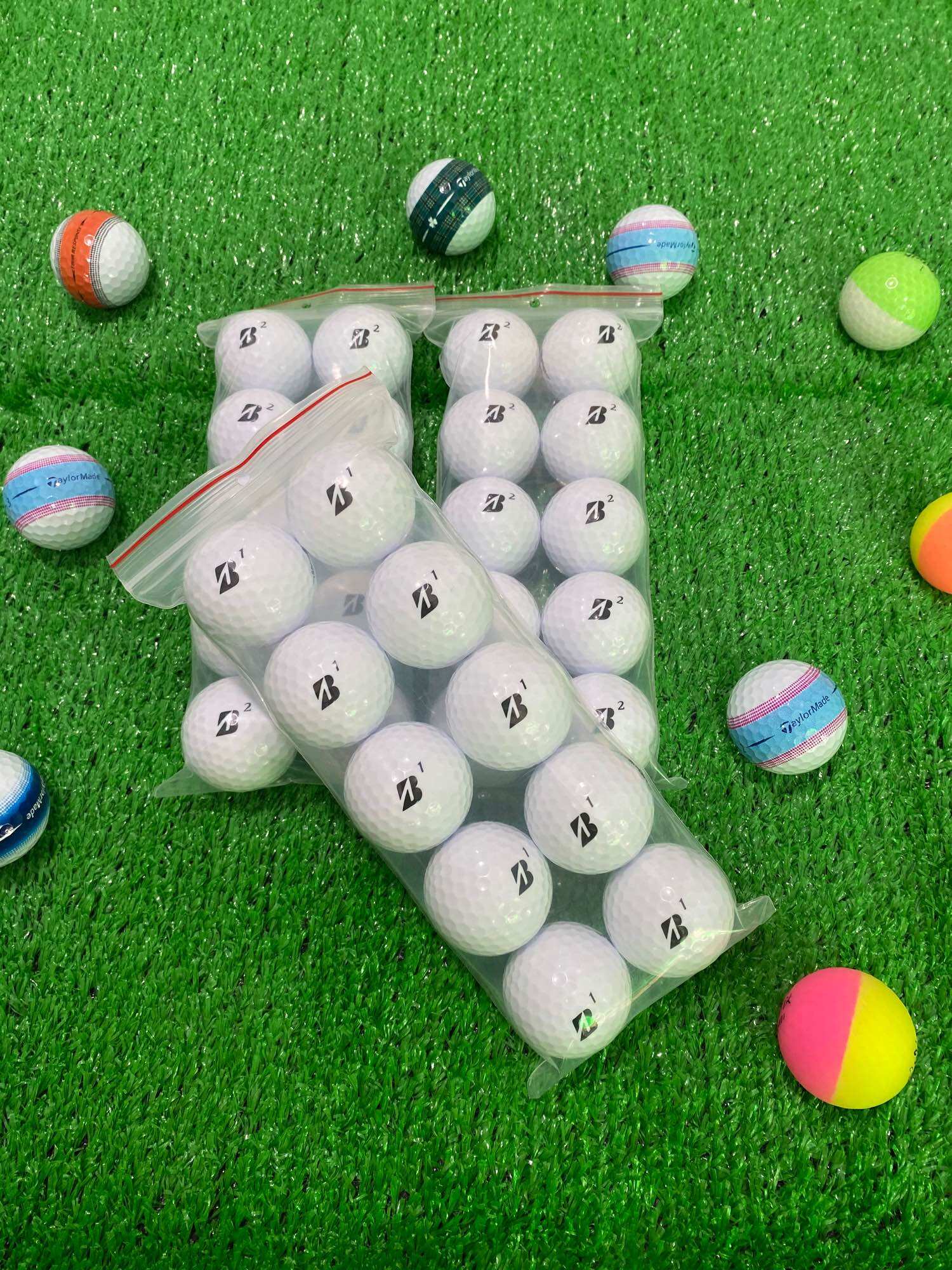 Bóng golf b màu trắng độ mới 98%