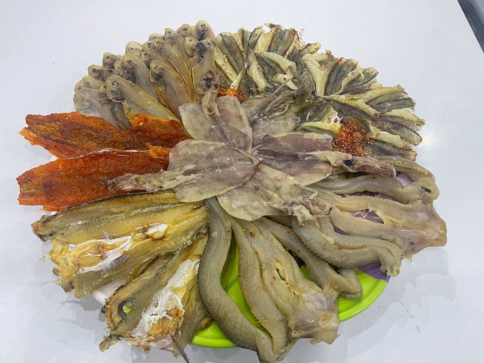 Combo gồm 6loại khô , khô mực, khô cá lóc, khô cá chỉ vàng, khô cá mối mặn,ngọt, khô cá lưỡi trâu đủ loại cho quý khách ăn cơm,ăn mì ,đãi tiệc,khô có loại mặn vừa ăn,ngọt..