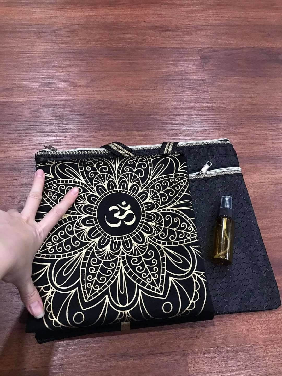 Thảm Yoga Du Lịch Mandala Đen Vàng