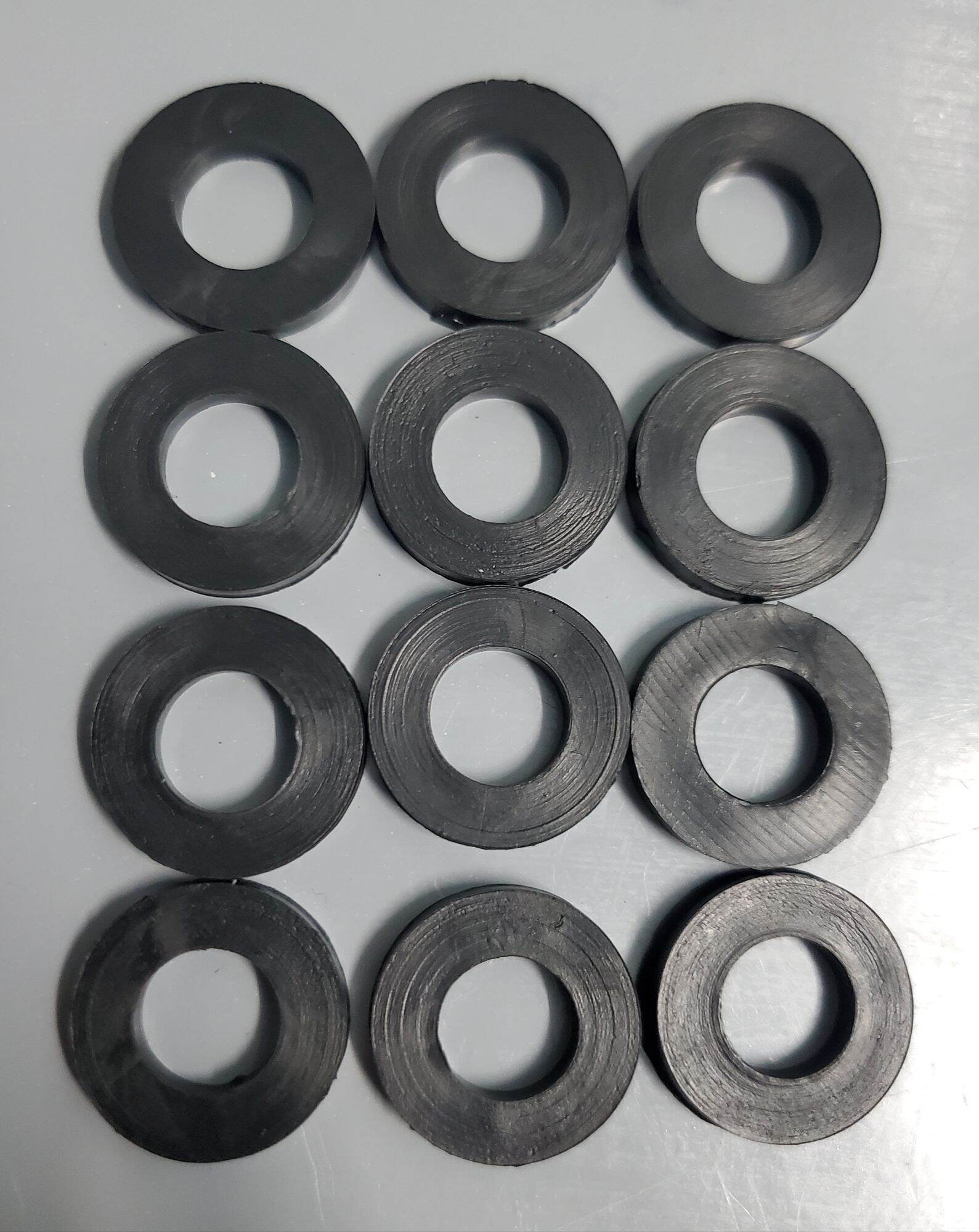 Long đền cao su lỗ 10 li , dầy 3 li, đường kính 20mm...