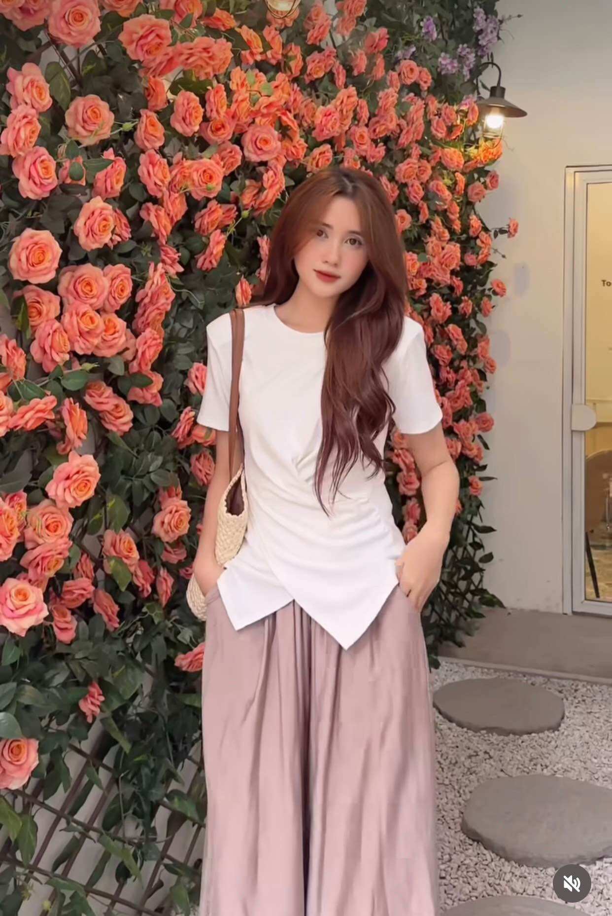 Áo thun cổ tròn Saly nhún eo đệm vai dáng basic