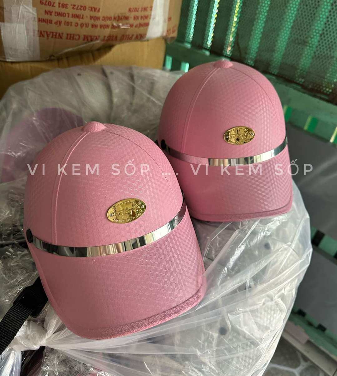 Nón bảo hiểm màu hồng dâu ánh kim _ Nón kết nữ có lỗ cột tóc