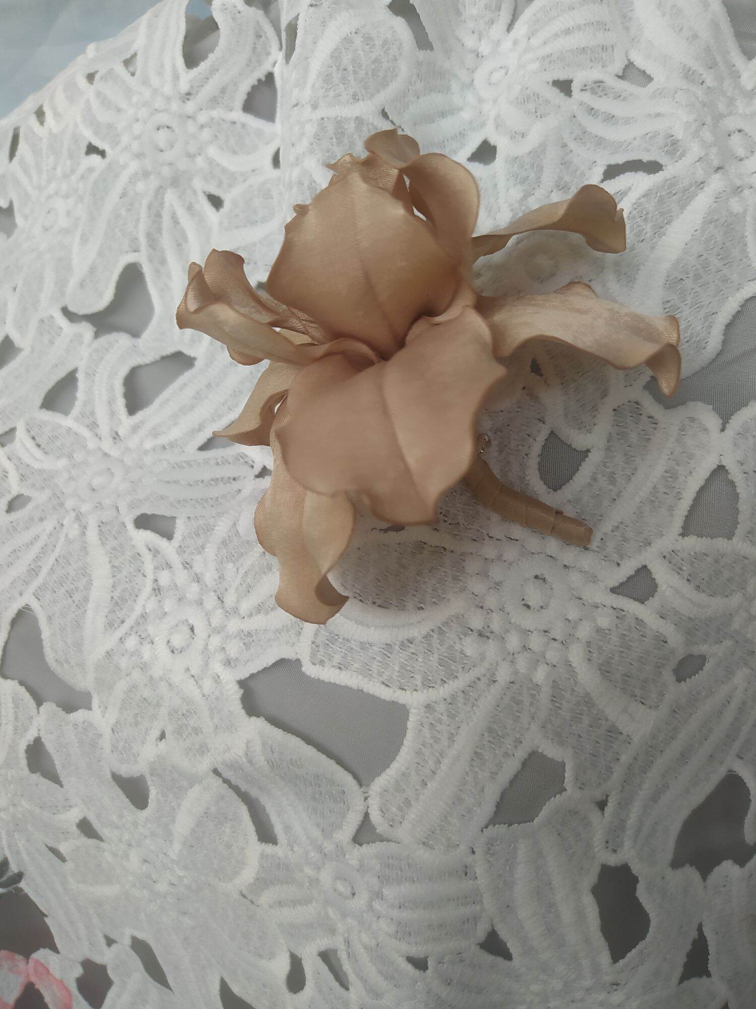 Hoa diên vĩ cài áo handmade Canto màu nu