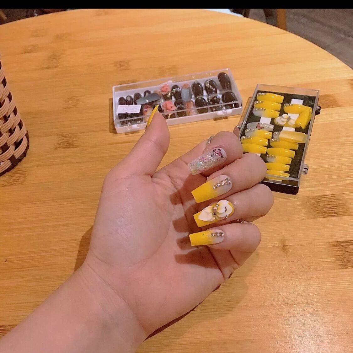 Móng úp tay dán thiết kế / Nail giả thiết kế