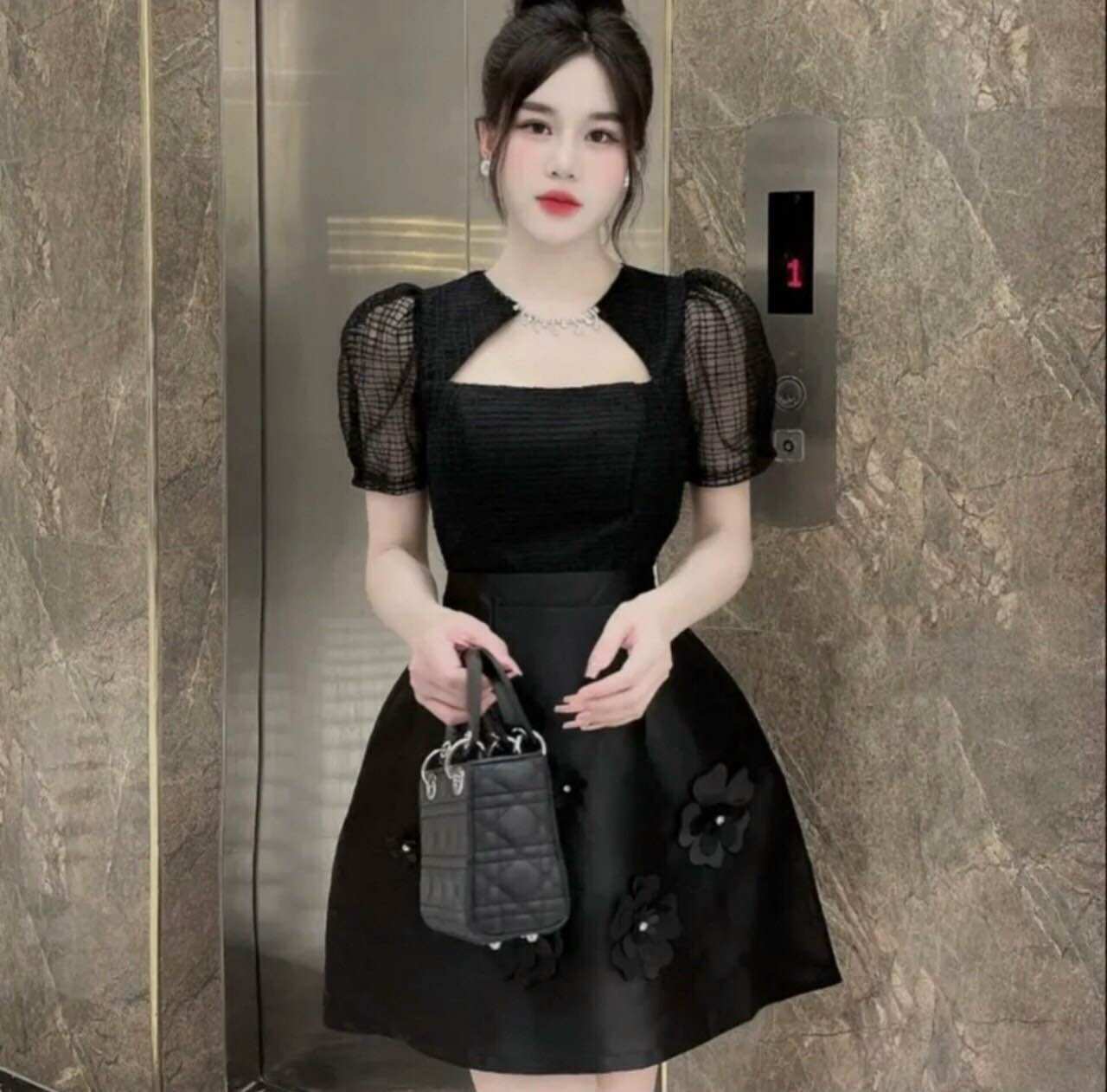 Đầm dự tiệc dáng xoè cổ đính đá siêu sang