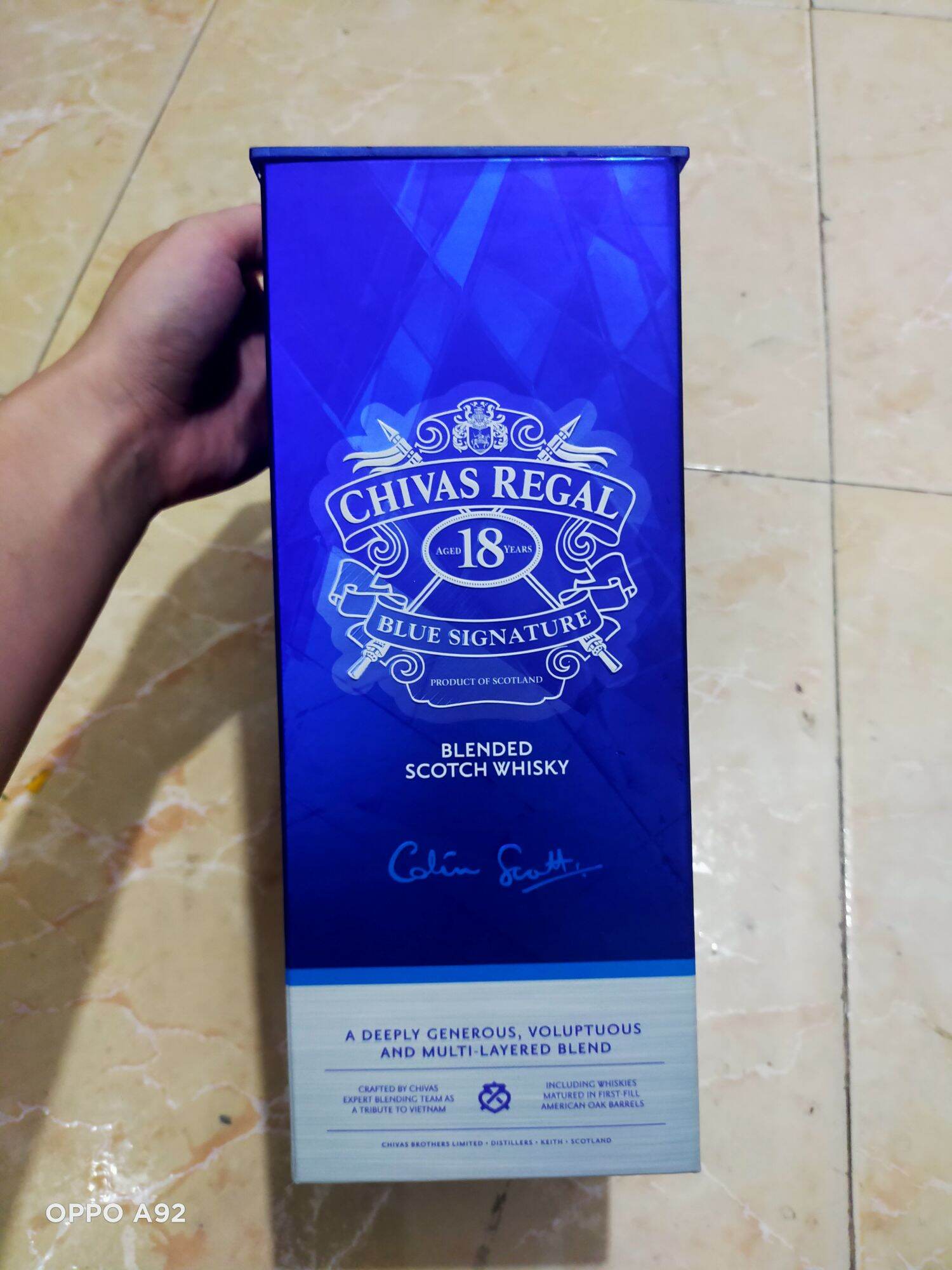 Vỏ chai chi vas 18 blue thủy tinh màu new 99%