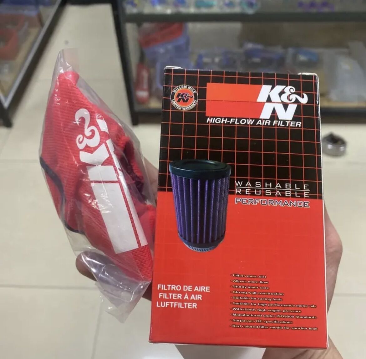 Pô e trụ và áo mưa pô e