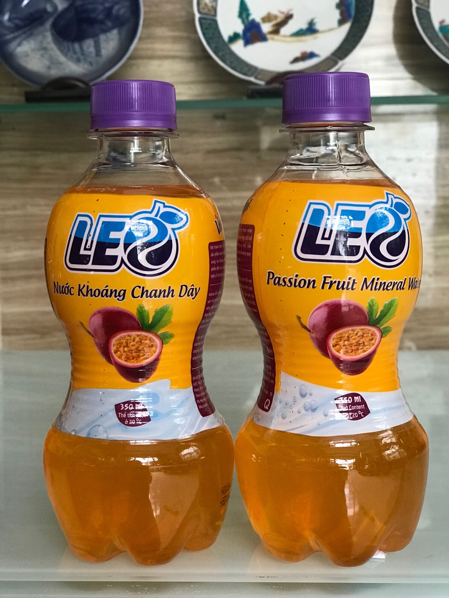 1 lốc 6 chai nước khoáng có ga Leo vị Chanh Dây/350 ml chai