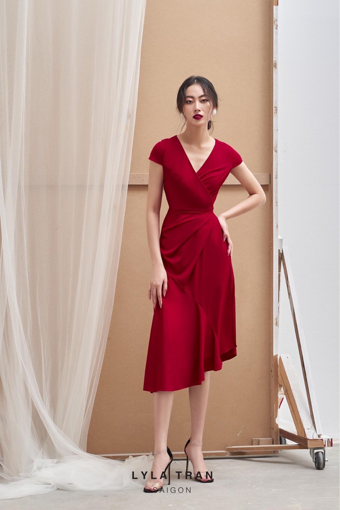 Đầm A tay con xếp ly eo dấu bụng màu đỏ (MIRA)