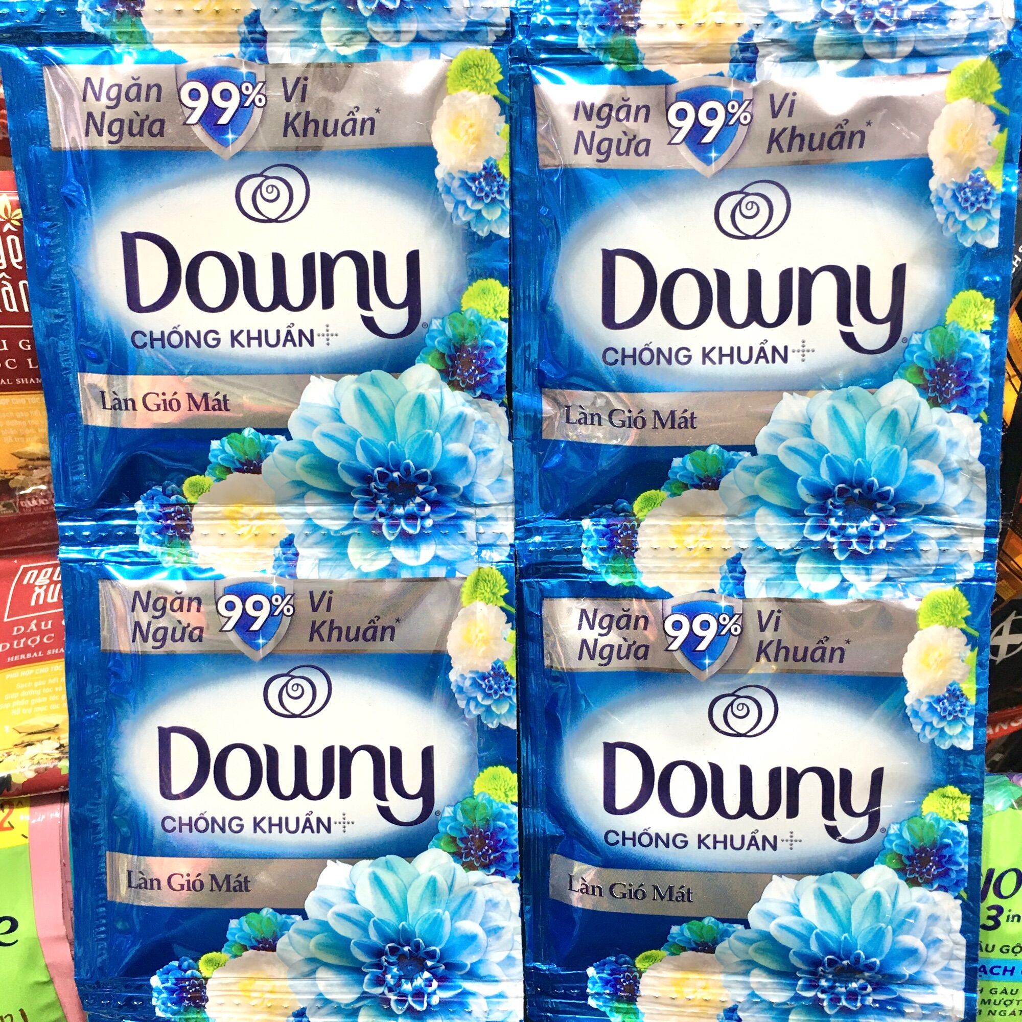 1 dây nước xả vải đậm đặc Downy làn gió mát 18ml