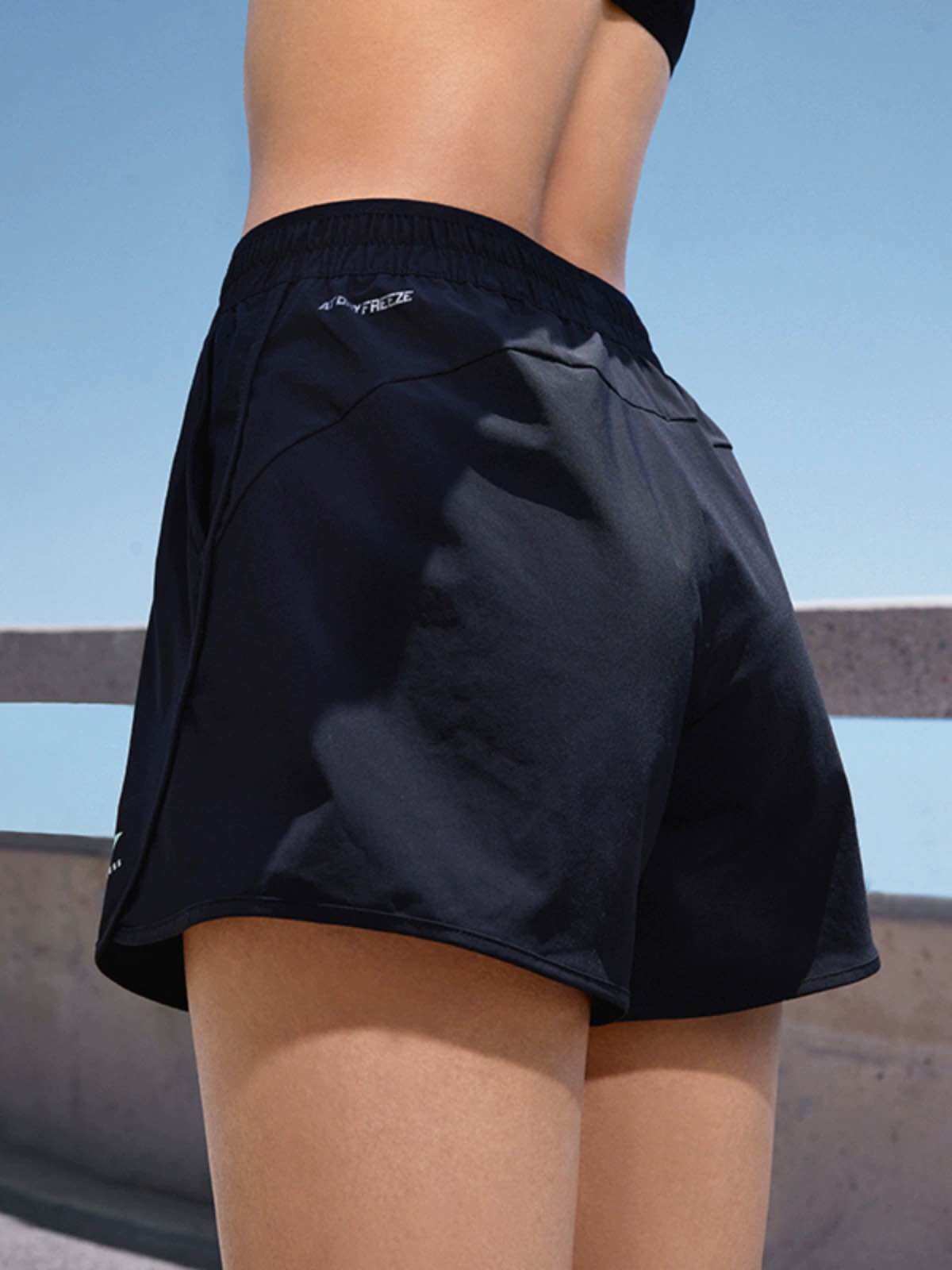 Quần short gió nữ Lining AKST754