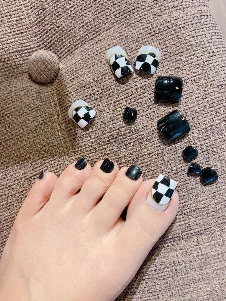 sơn móng chân màu đen bí ẩn | Black toe nails, Toe nails, Toe nail designs