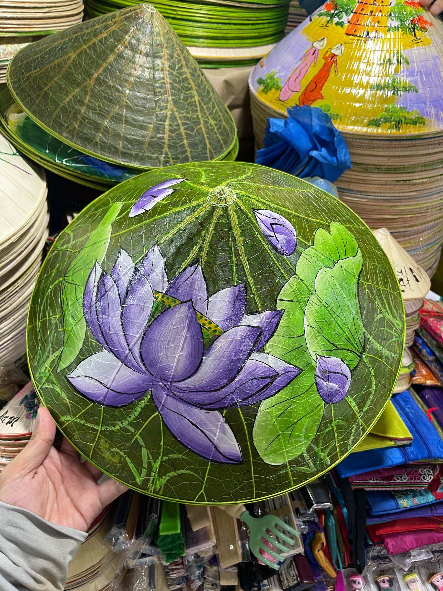 Nón lá sen xứ Huế