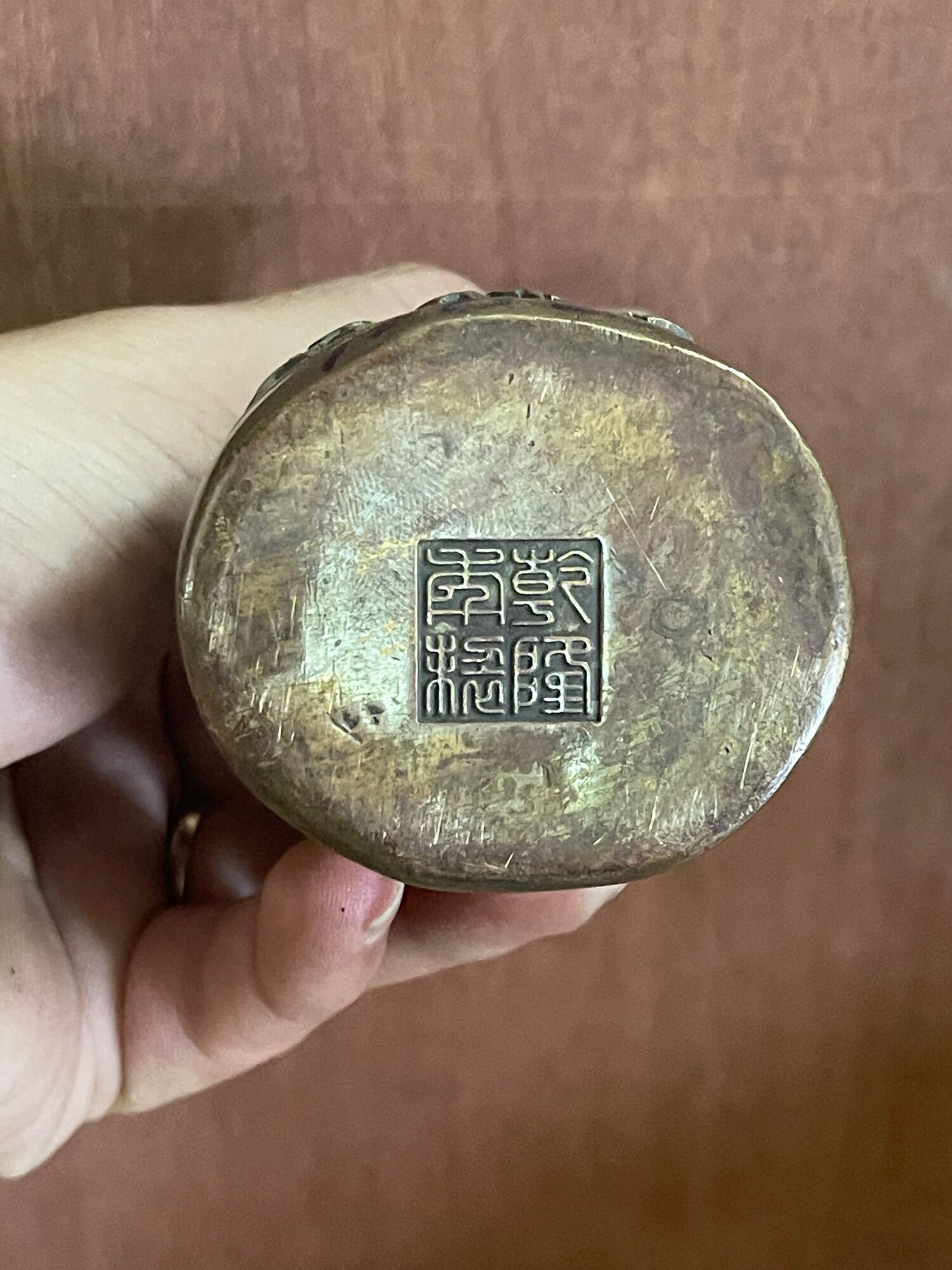 Ông thần tiền đứng bằng đồng