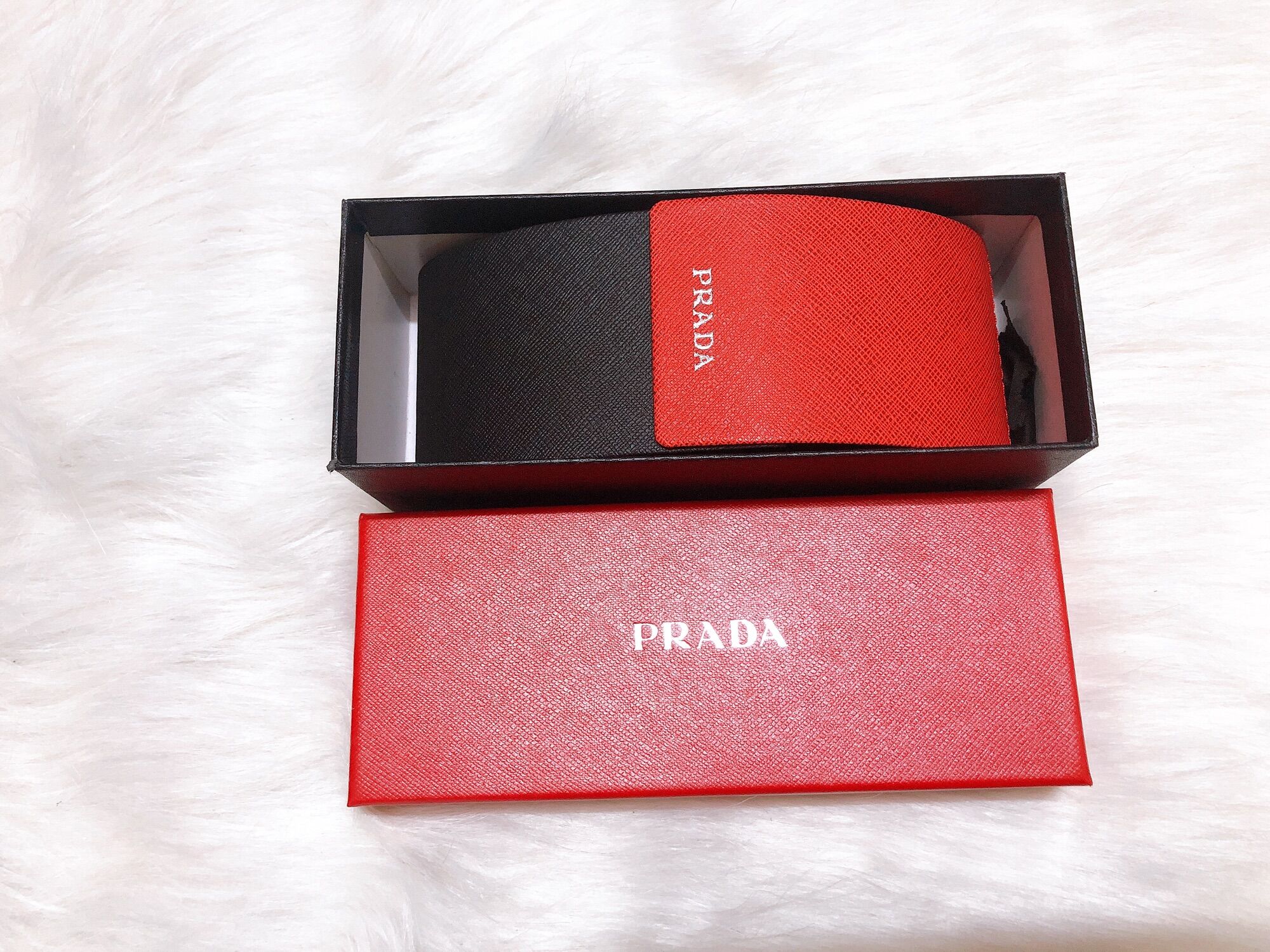 Hộp đựng kính Prada