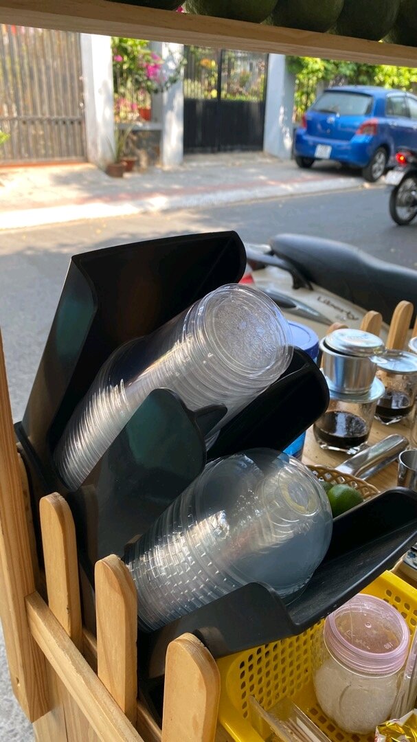 [HCM]kệ úp lý nhựa xéo(không để được ly khổng lồ 1 lít)