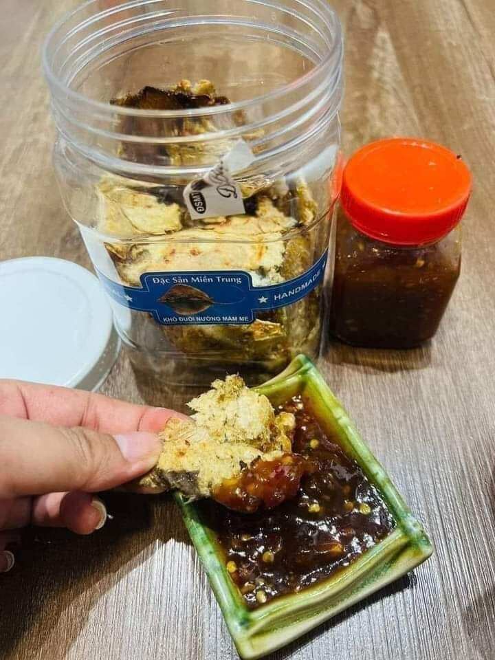 KHÔ CÁ ĐUỐI HỘP 350GR KÈM MẮM ME