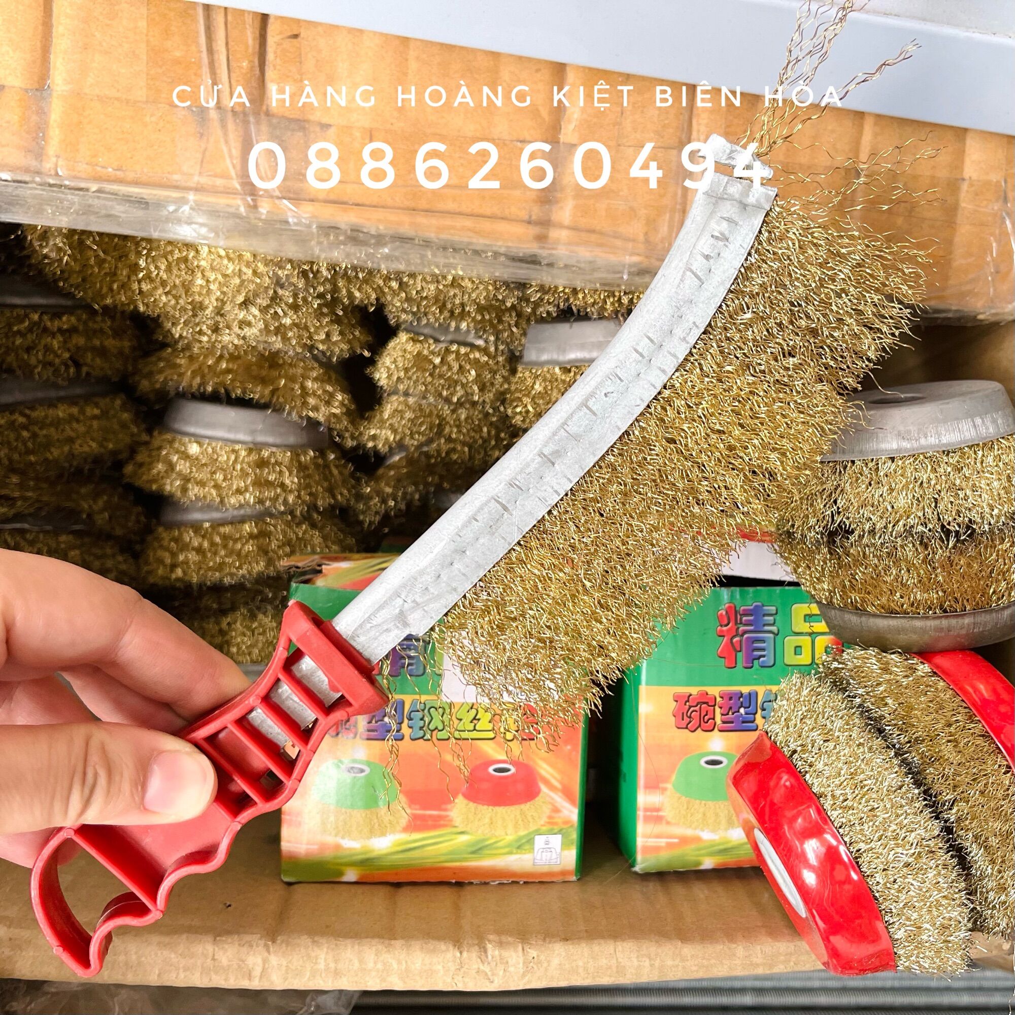 BÀN CHẢI ĐÁNH RỈ CHỔI SẮT CÁN ĐỎ GIÁ RẺ